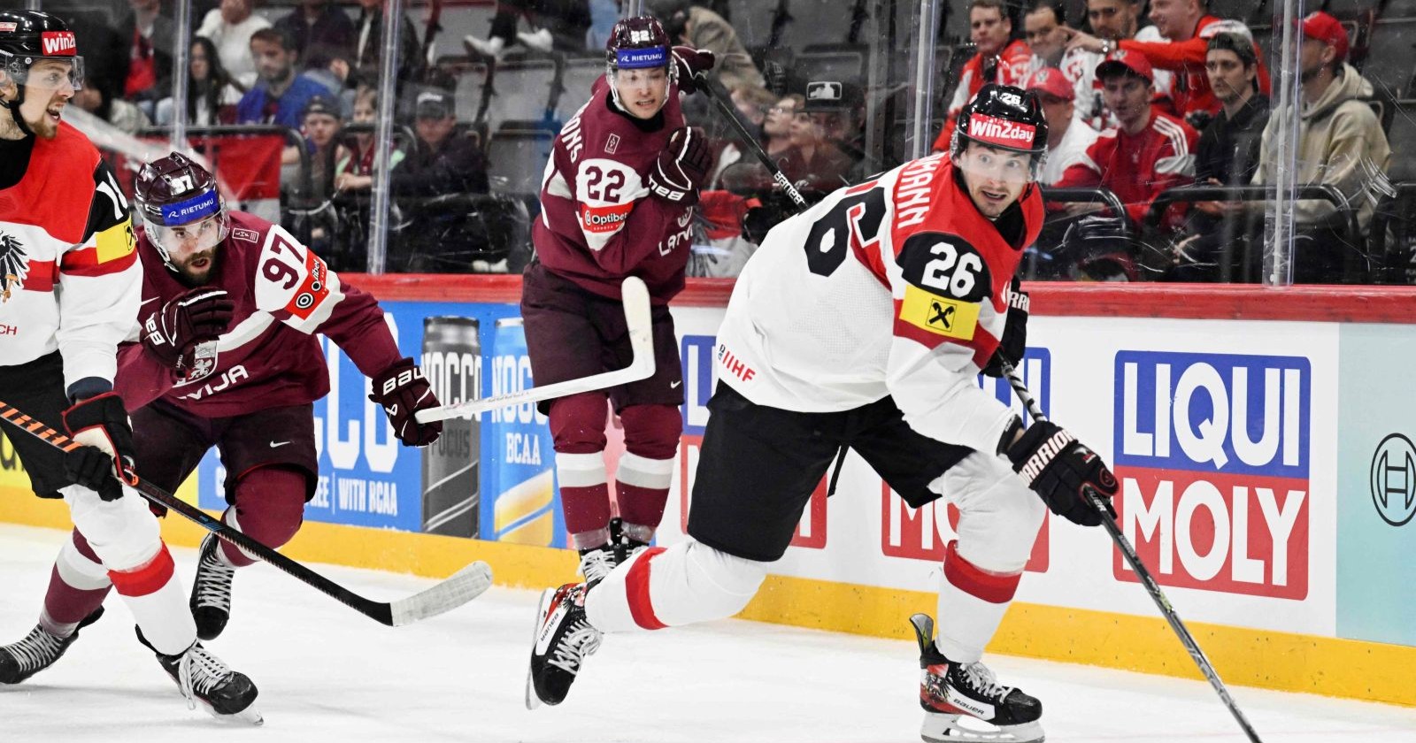 Oliver Achermann läuft mit seinem Puck.