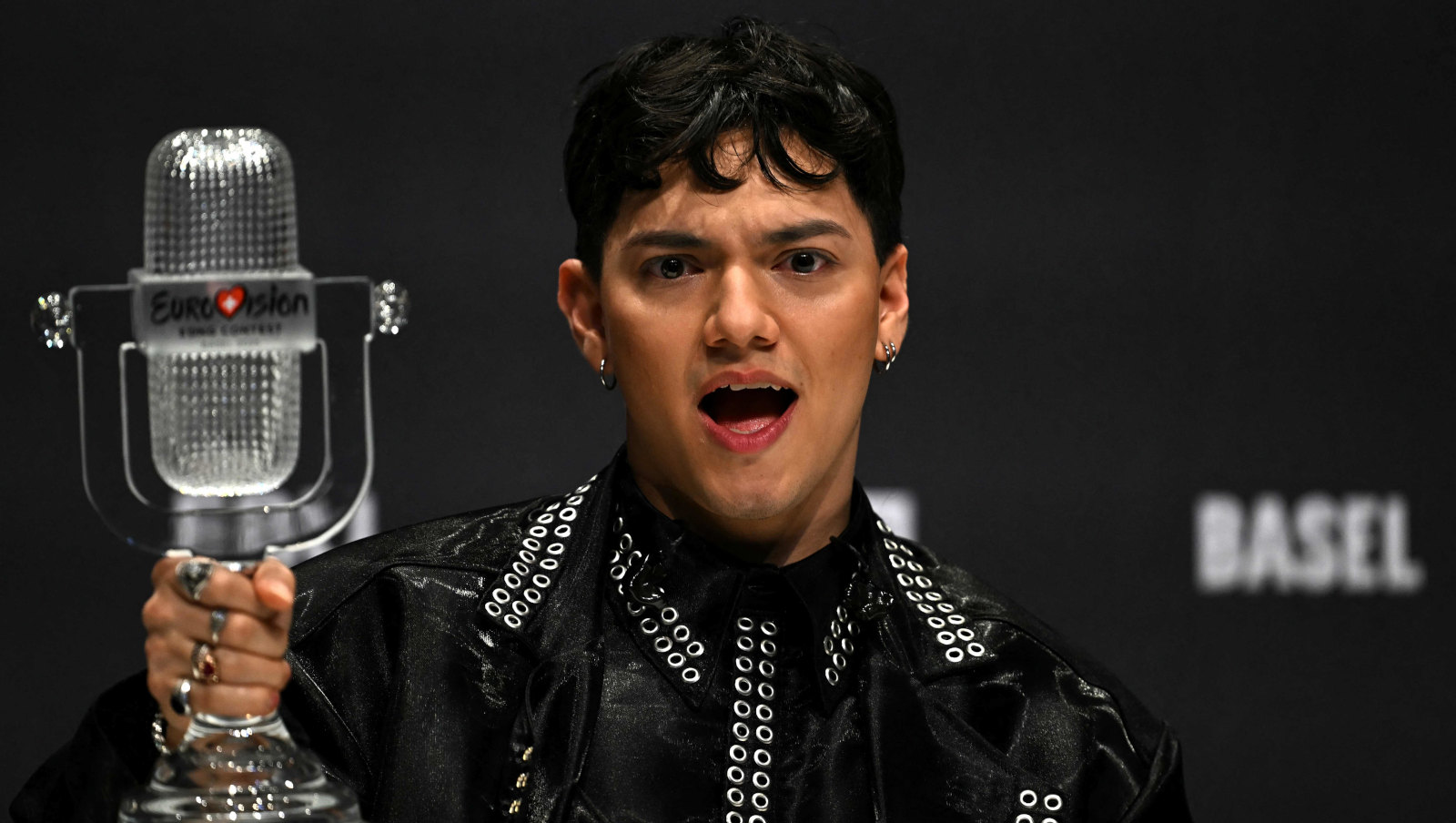 Mann hält Trophäe in der Hand