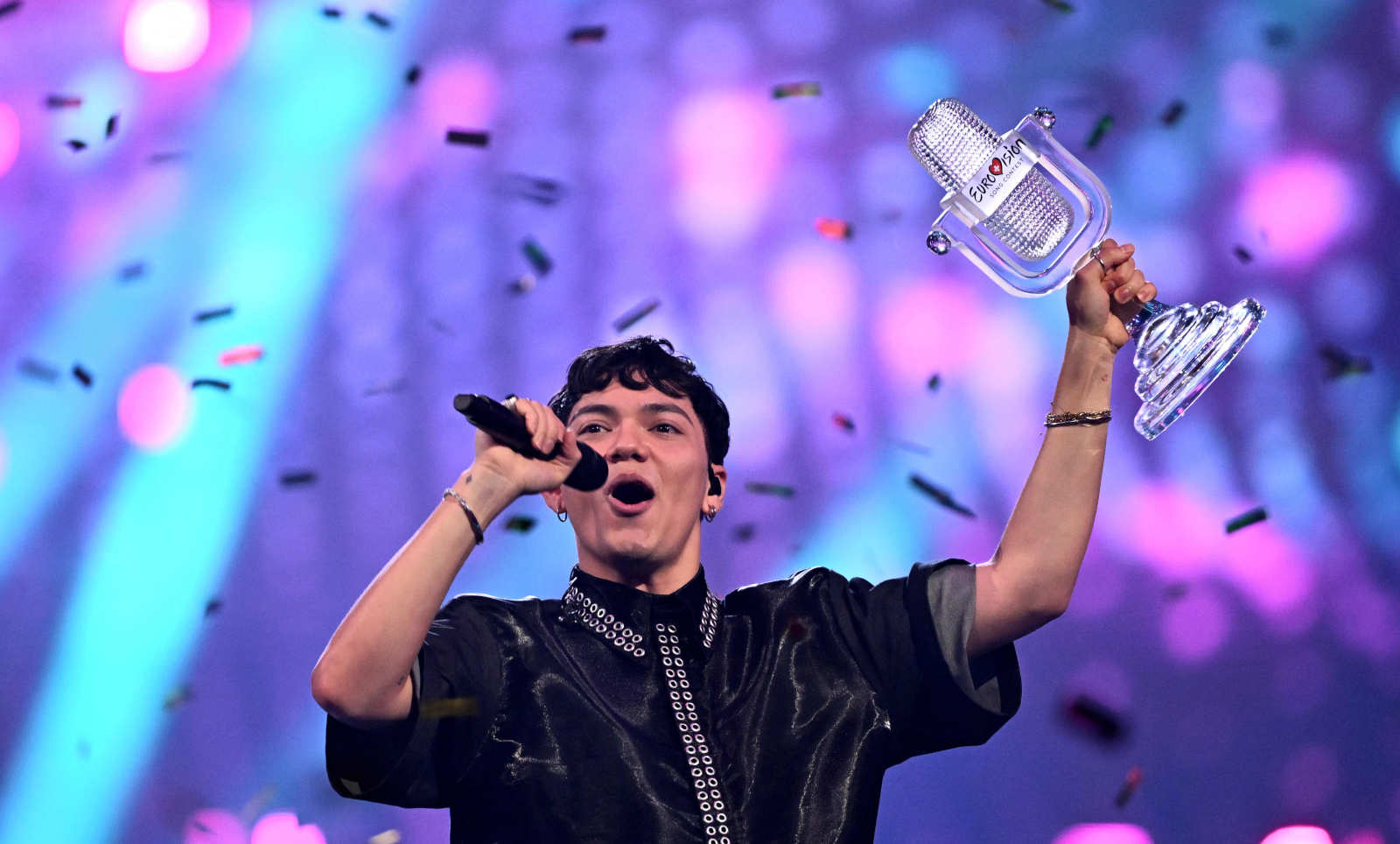 Mann mit Trophäe in der Hand