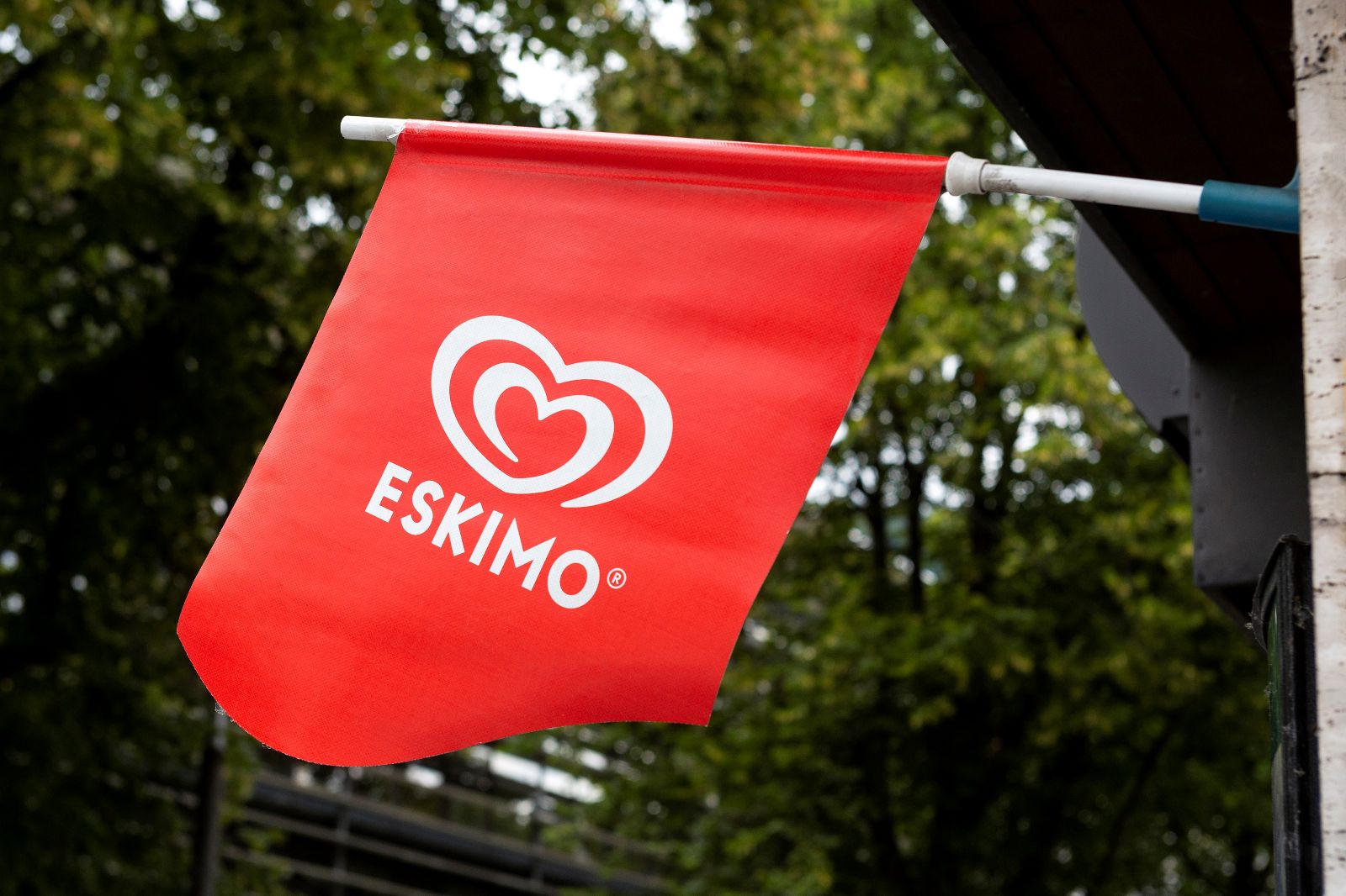 Rote Eskimo-Eis Flagge, im Hintergrund Bäume