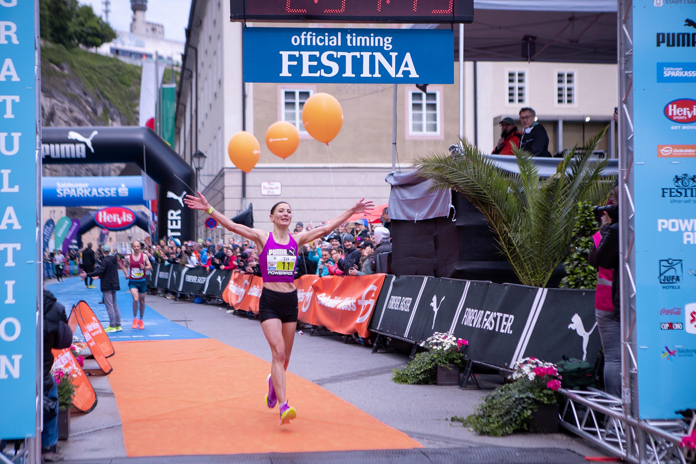 Eva Wutti läufte der Konkurrenz davon: Die Kärntnerin gewann den Salzburg Marathon der Frauen mit der besten Siegerzeit einer Österreicherin.