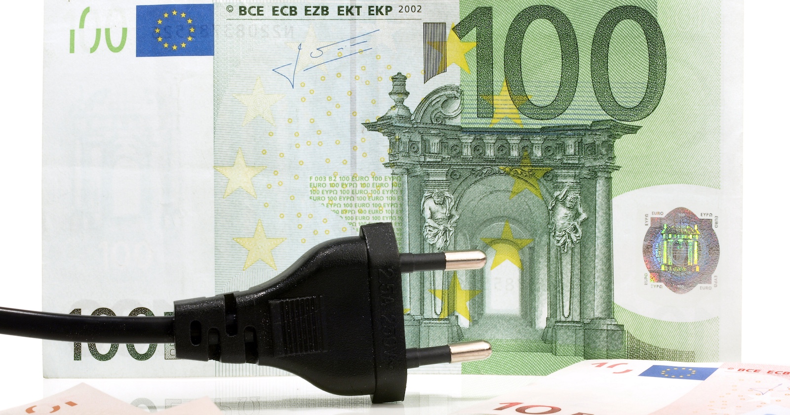 Ein schwarzer Stromstecker liegt vor einem 100-Euro-Geldschein – Symbolbild für Energiepreise und Rückerstattung.