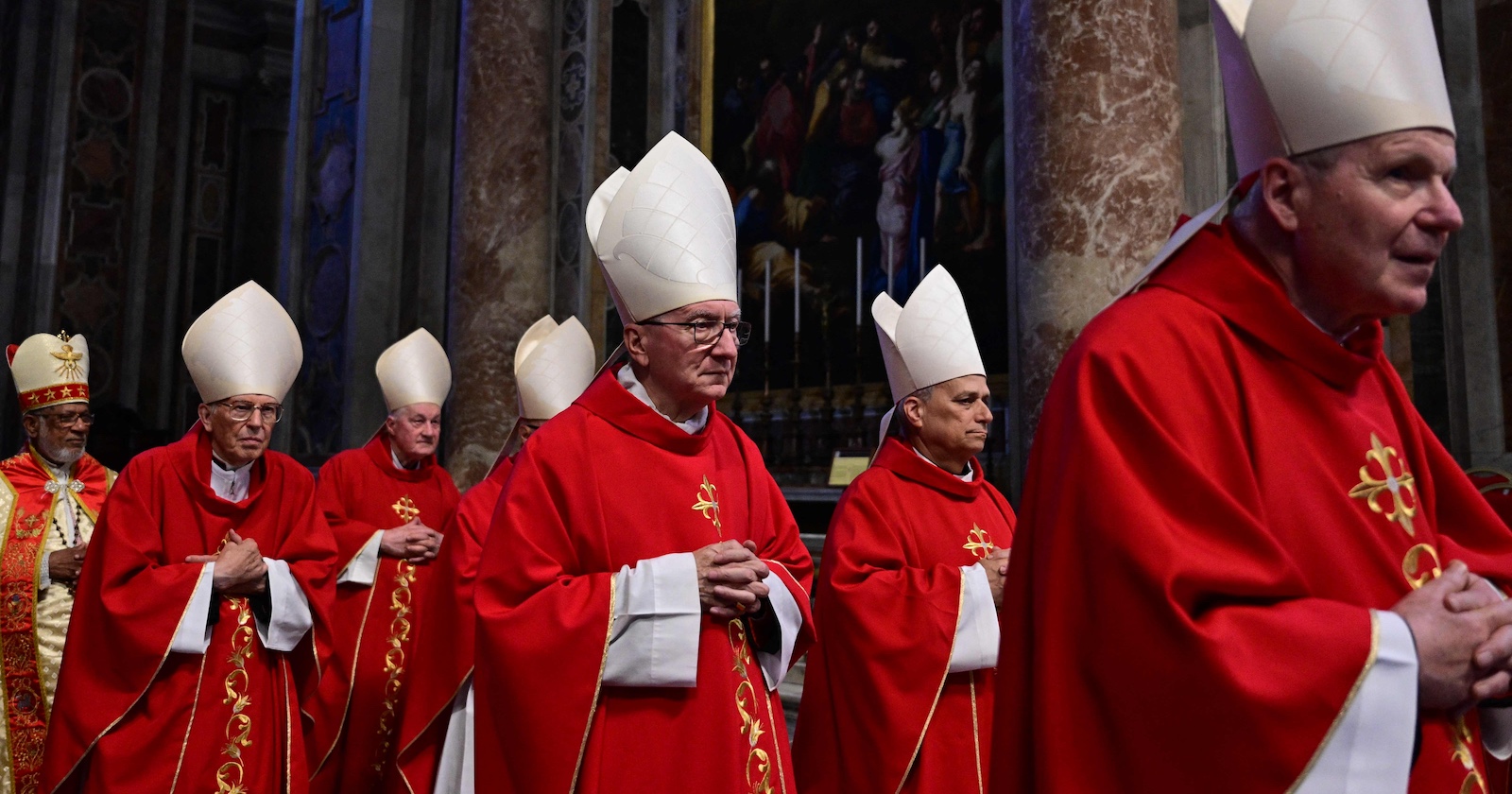 Mehrere Kardinäle in roten Messgewändern und weißen Mitren bei einer Messe im Vatikan, darunter auch Pietro Parolin und Christoph Schönborn.