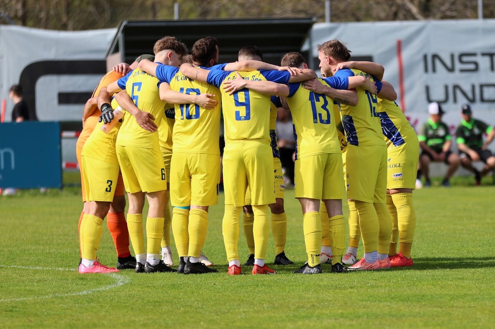 Der FC Zell am See um Trainer Stefan Moser hat als Tabellenzweiter die Chance, den Aufstieg klarzumachen, muss aber bis zum letzten Spieltag warten.