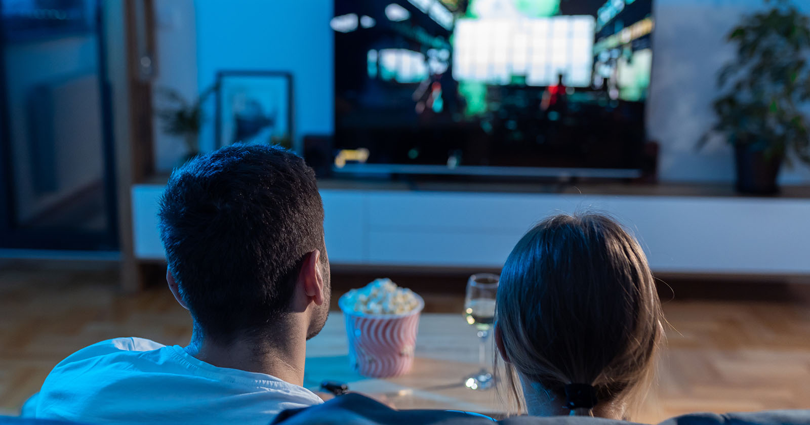 Ein Paar schaut einen Film | Credit: iStock.com/Milos Bjelica