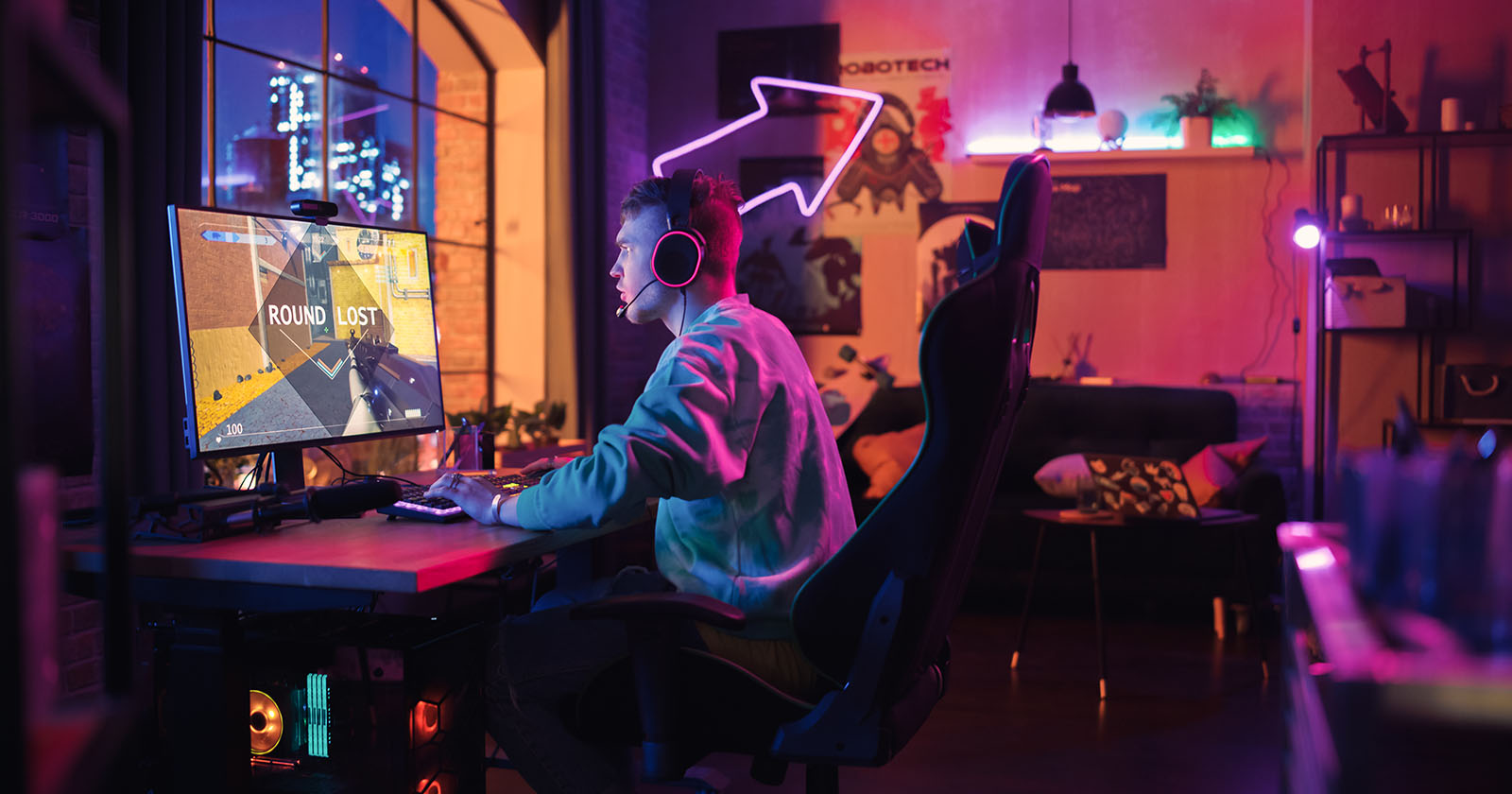 Junger Mann spielt in seinem Gaming Room | Credit: iStock.com/gorodenkoff