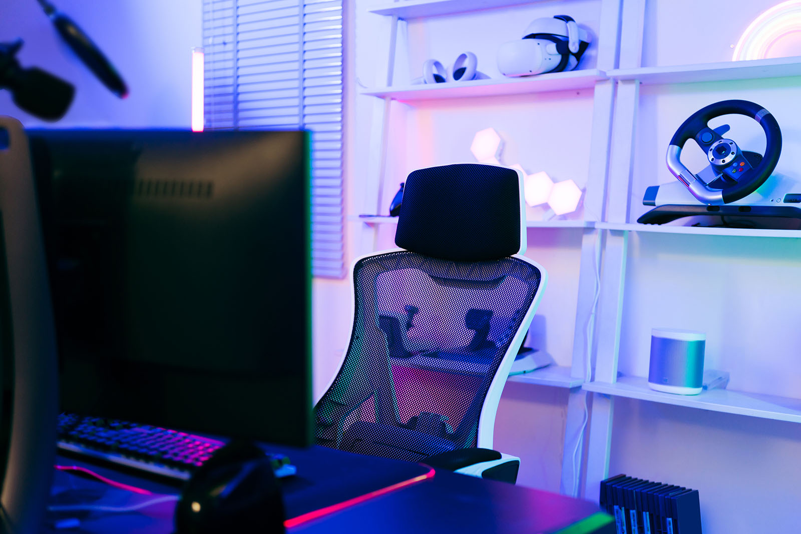 Regale im Gaming Room | Credit: iStock.com/Artit_Wongpradu