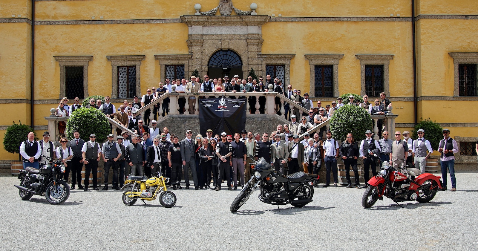 Gentleman's Ride-Teilnehmer vor dem Schloss Klessheim.