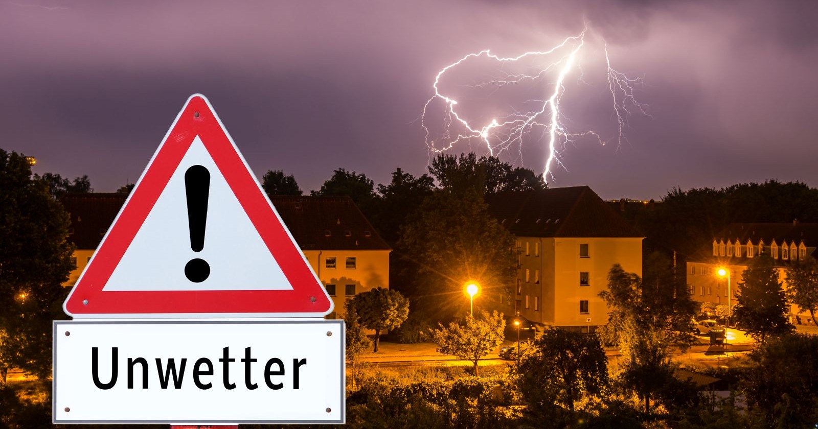 Gewitterwolke mit einem Unwetterwarnschild