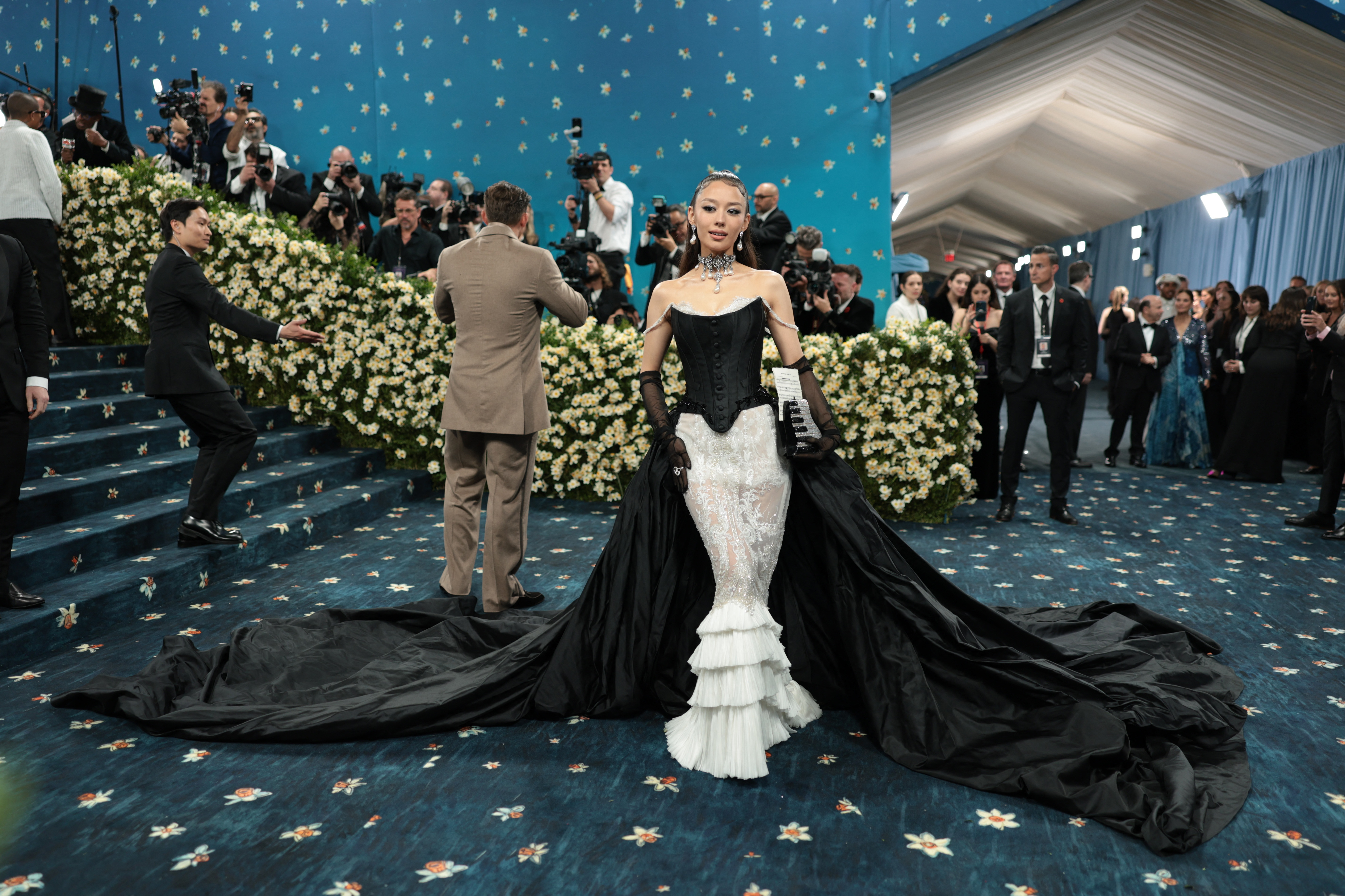 Frau in einem voluminösen Look am Roten Teppich