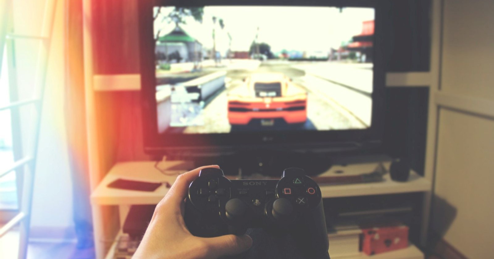 Mann der Grand Theft Auto spielt