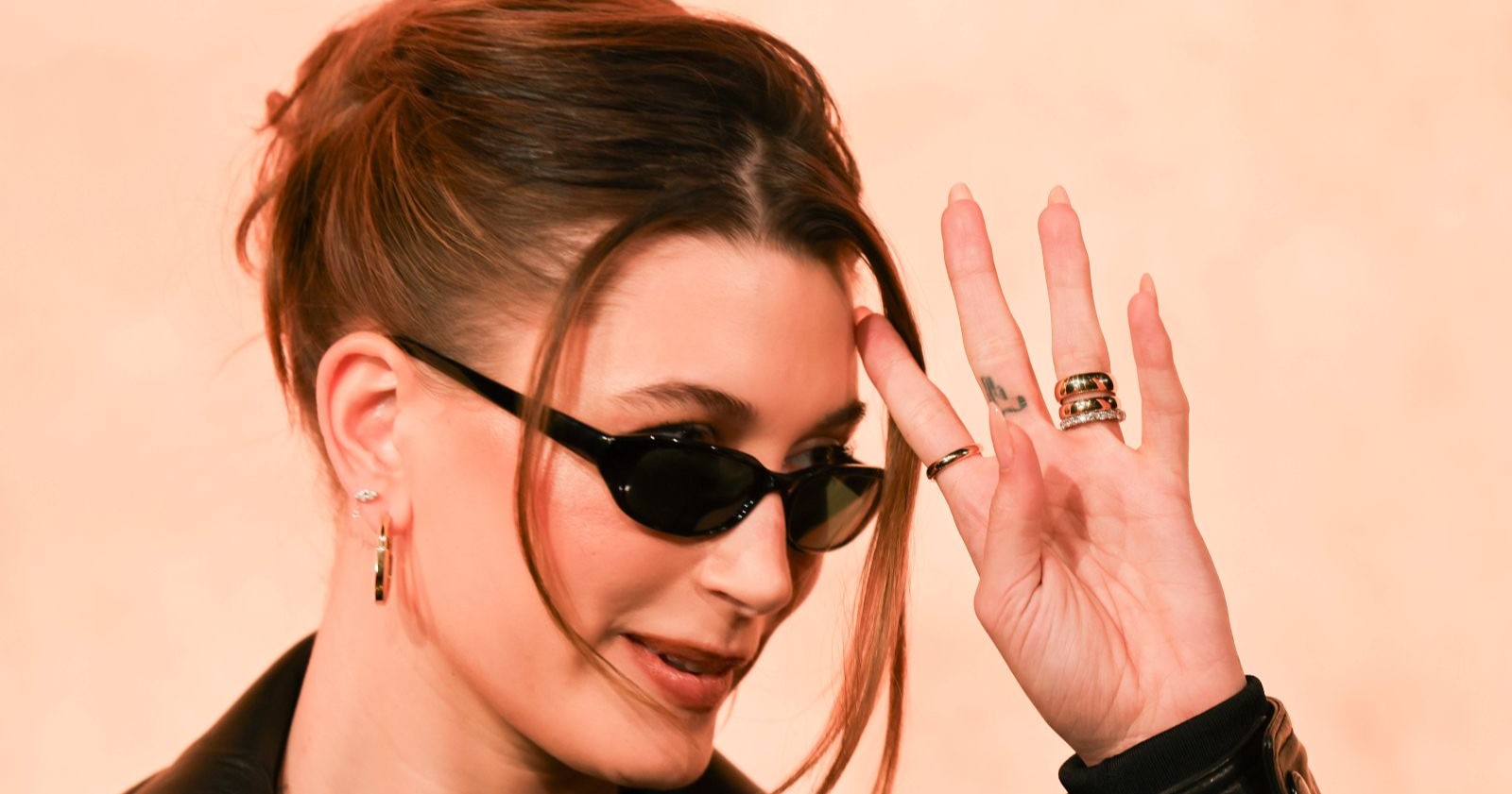 Hailey Bieber bei der Paris Fashion Week bei der Saint Laurent Modenschau