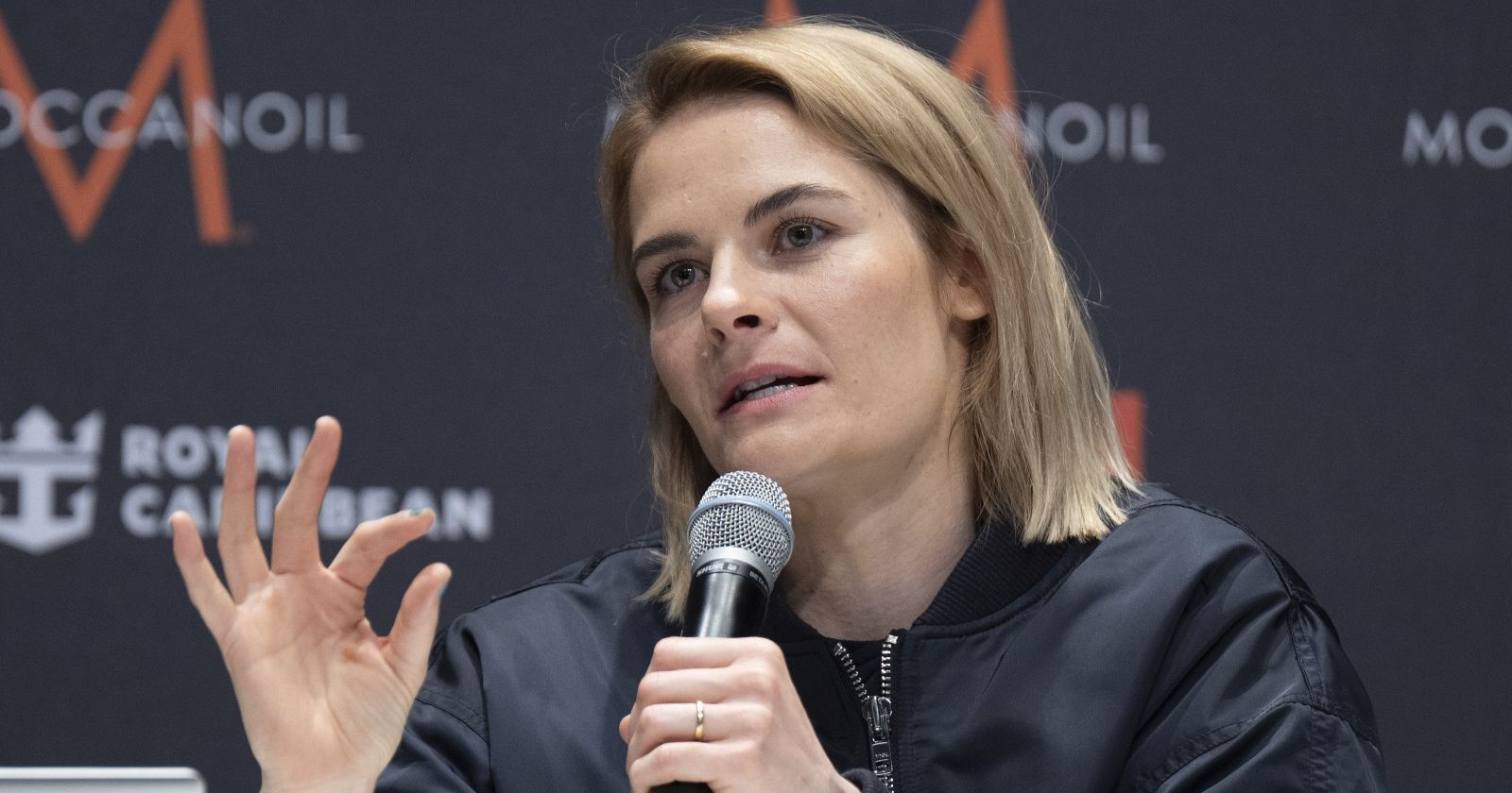 Hazel Brugger mit Mikrophon