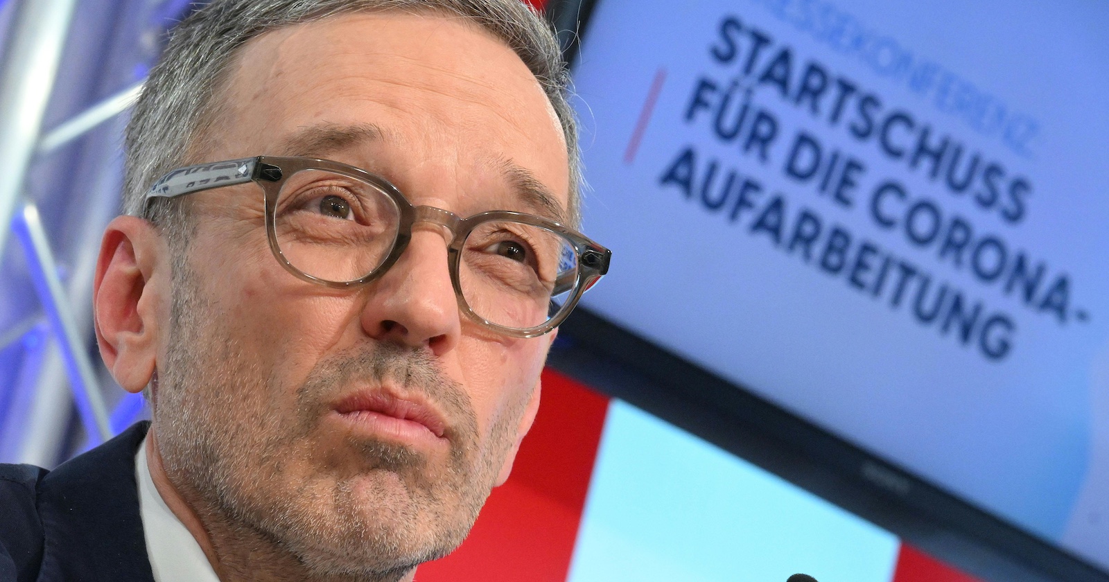 Herbert Kickl bei Pressekonferenz zur Corona-Aufarbeitung, im Hintergrund Bildschirm mit der Aufschrift „Startschuss für die Corona-Aufarbeitung“