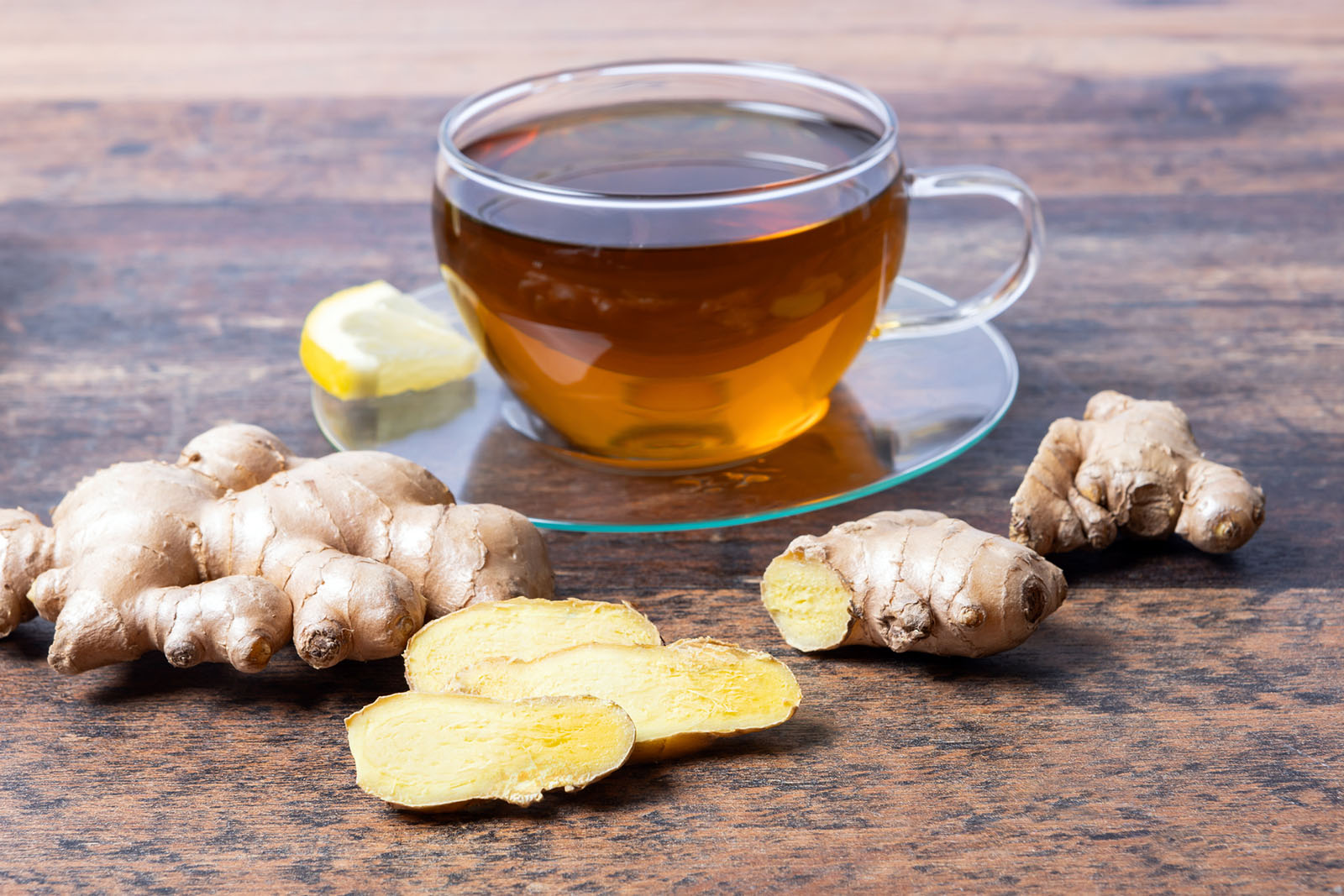 Ingwertee auf einem Tisch | Credit: iStock.com/manuel_adorf