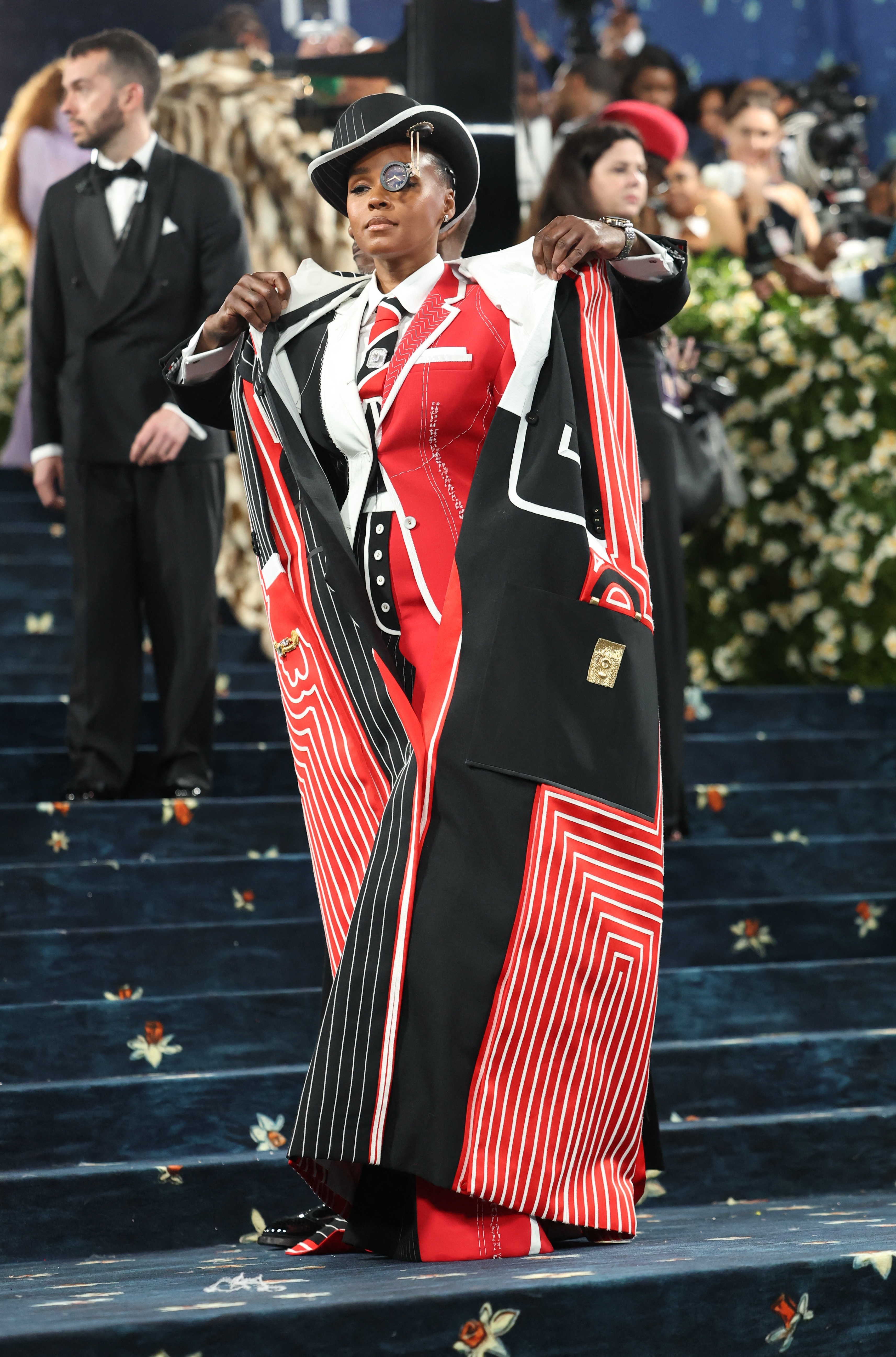 Frau in einem schwarz-roten Anzug