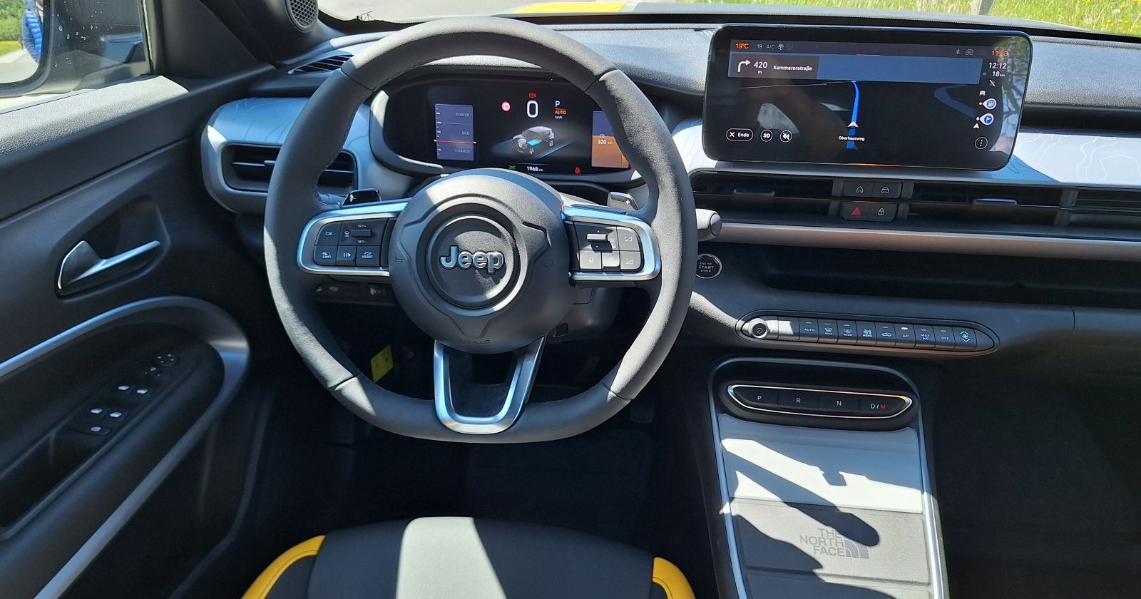 Der Innenraum des Jeep Avanger ist in grau gehalten. In der Mitte ist ein großes Display zu sehen.