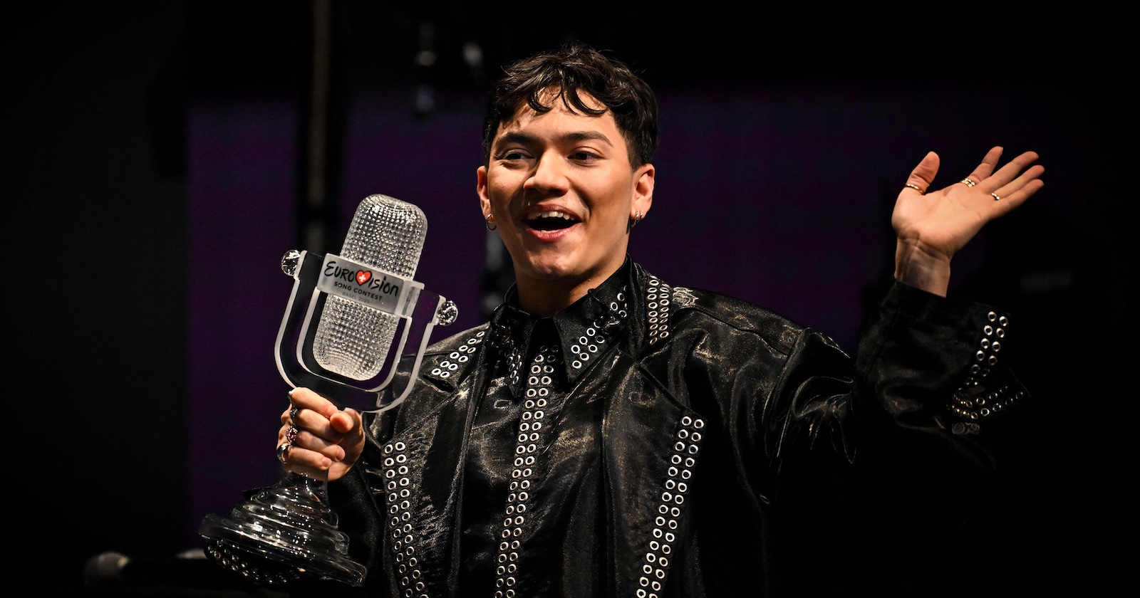 JJ mit seiner Eurovision Songcontest-Trophäe.