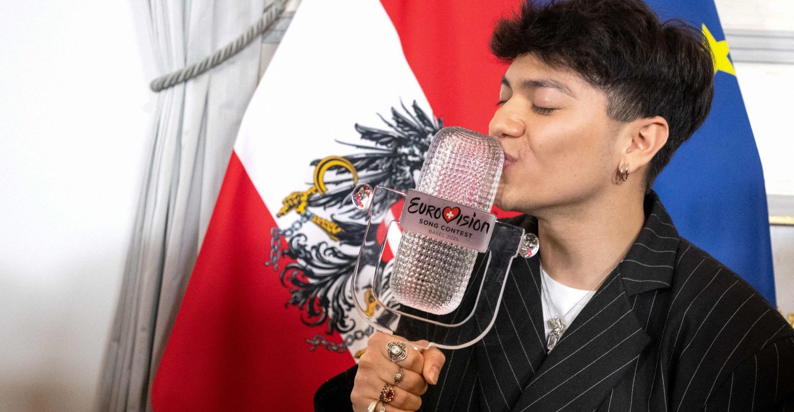 Johannes Pietsch küsst seinen ESC-Preis.