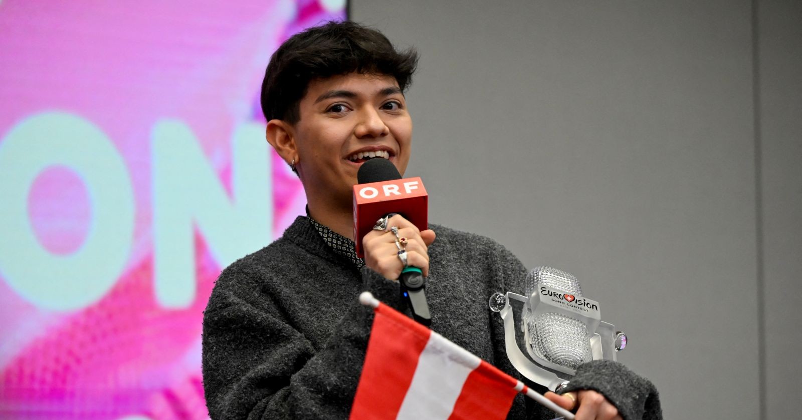 Johannes Pietsch spricht in ein Mikrophon und lächelt