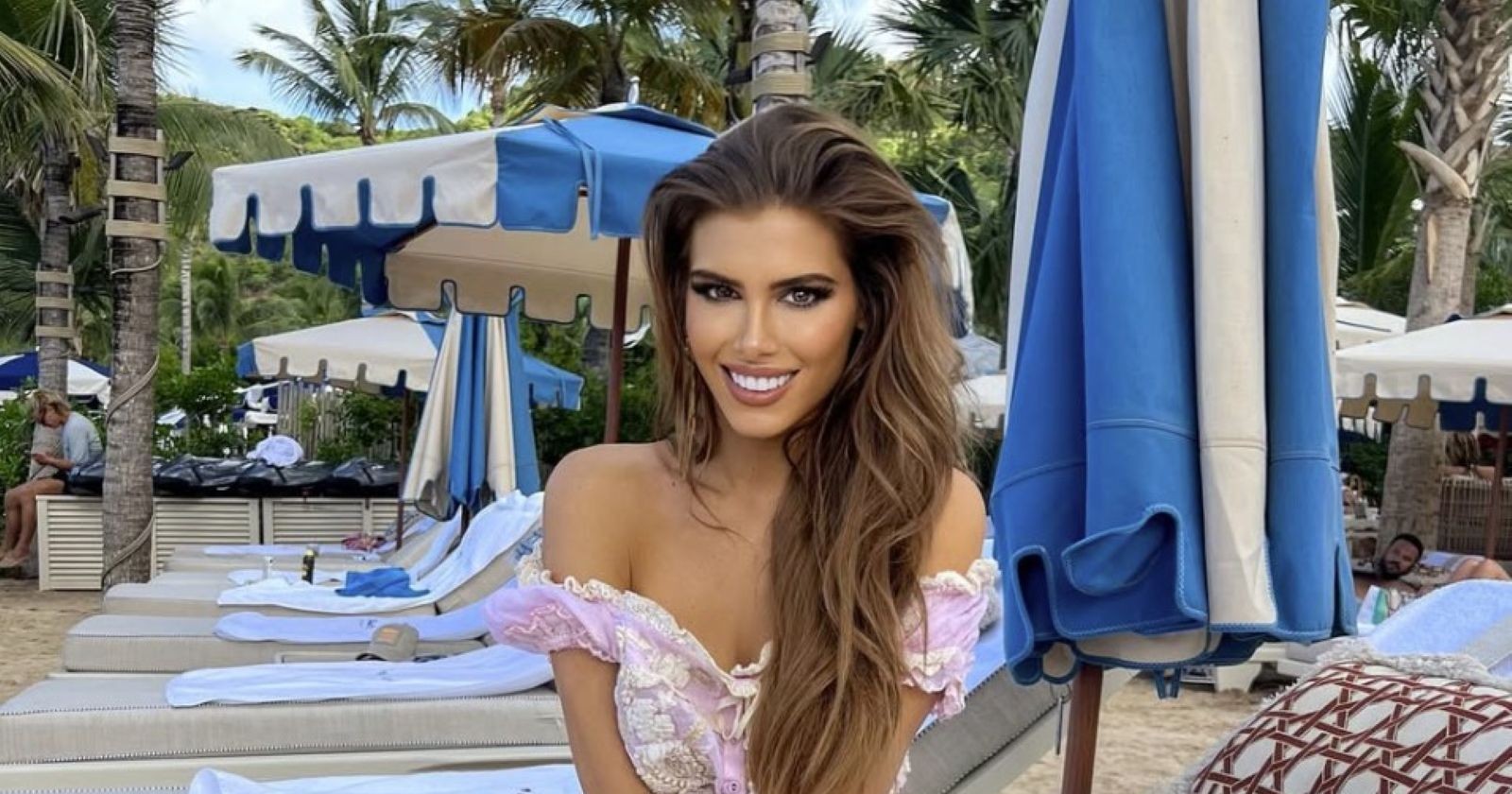 Katharina Nahlik lächelnd auf Strand