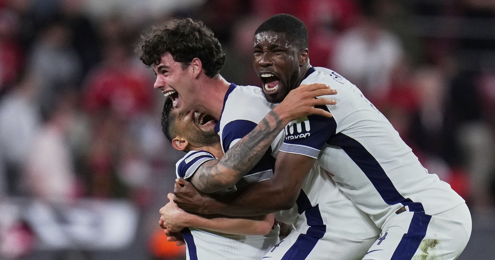 Kevin Danso feiert mit seinen Spurs-Kollegen den Europa-League-Titel – als erster Österreicher im EL-Finale.