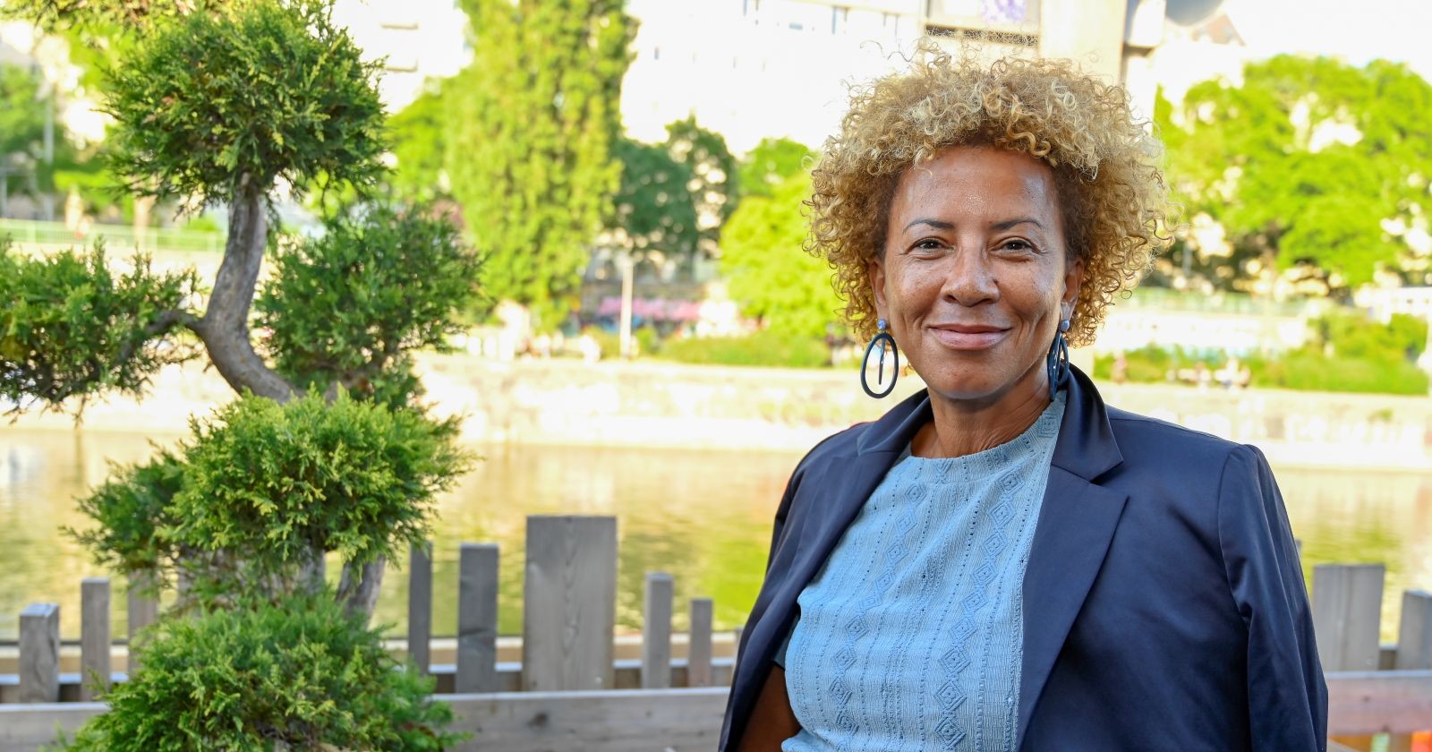 Arabella Kiesbauer lächelt