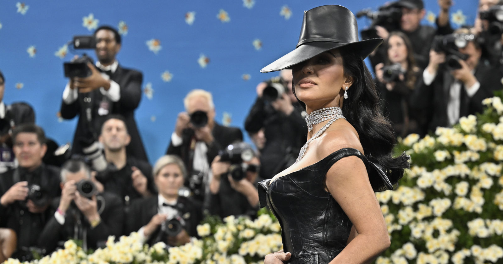 Frau mit schwarzem Hut