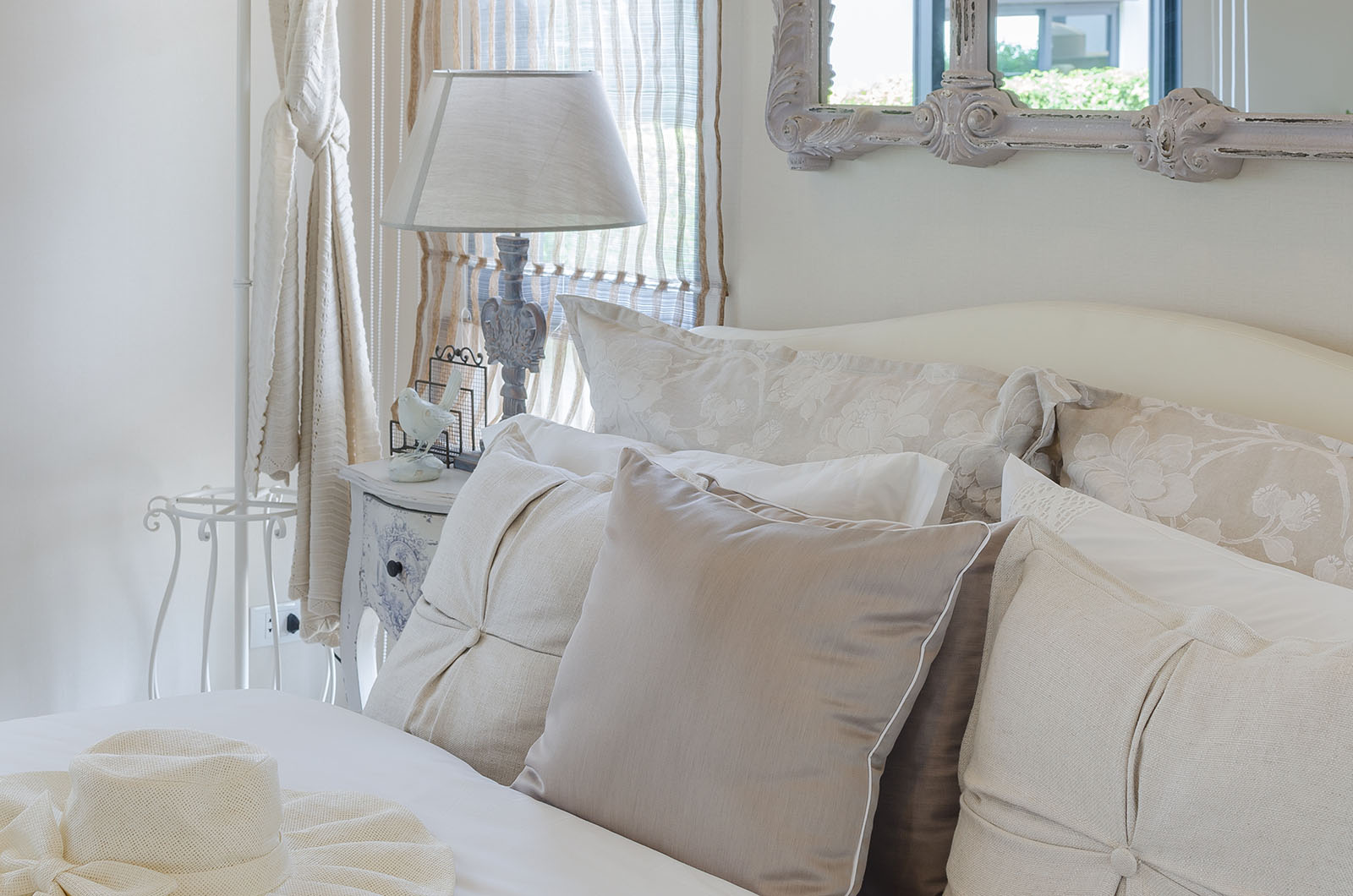 Helles Schlafzimmer | Credit: iStock.com/KhongkitWiriyachan