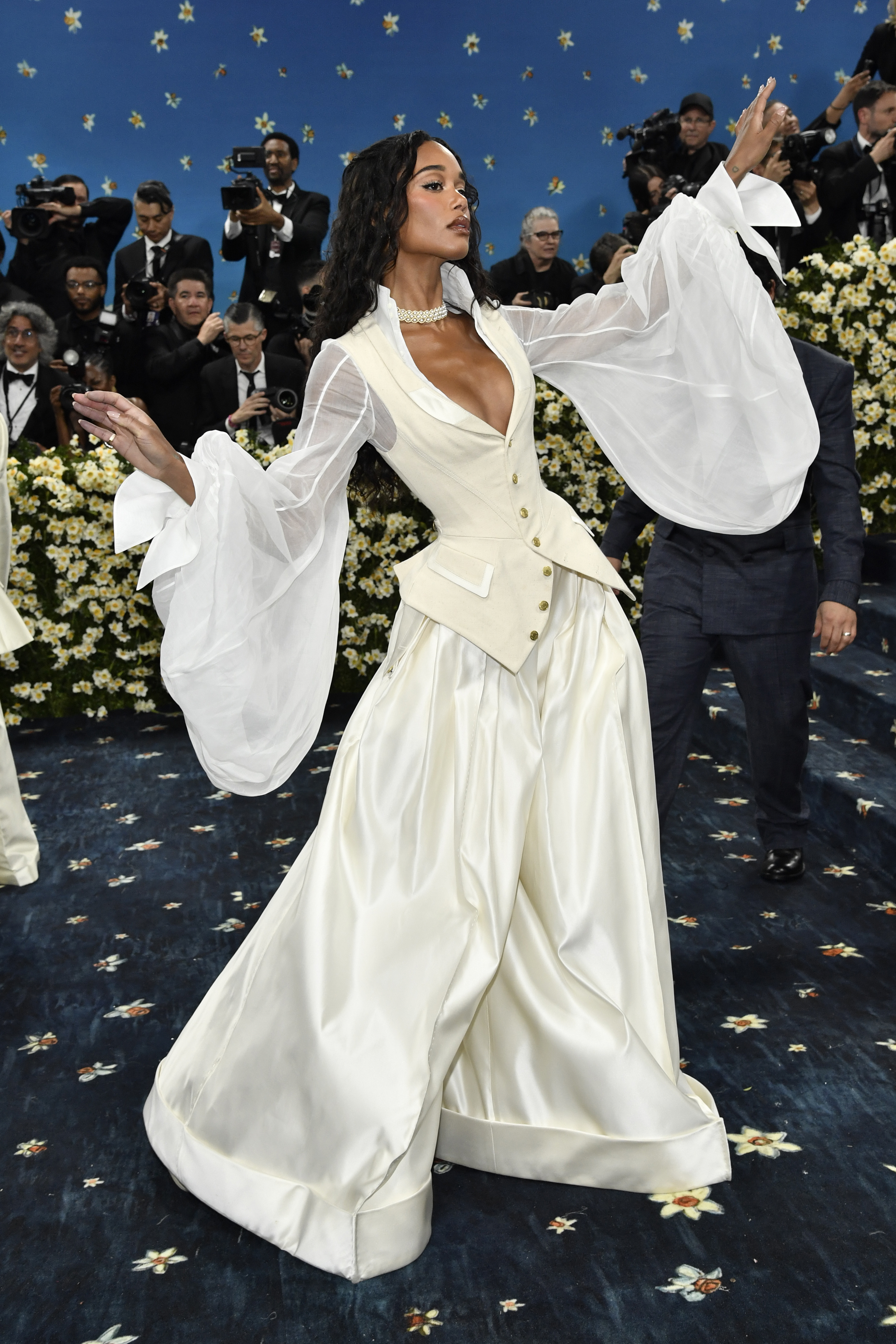 Dunkelhaarige Frau in einem weißen Look