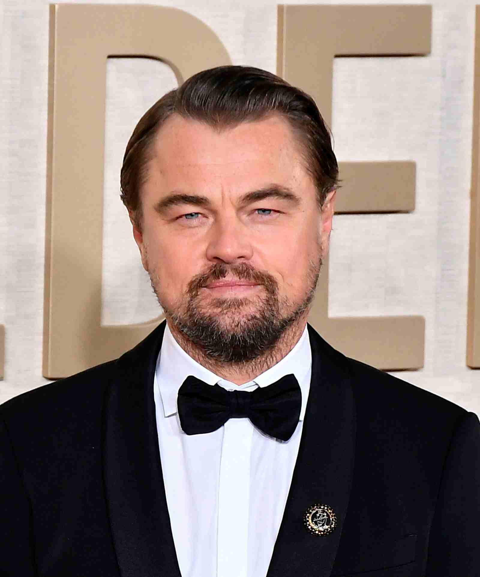 Leonardo DiCaprio im Smoking mit Fliege bei den Golden Globes.