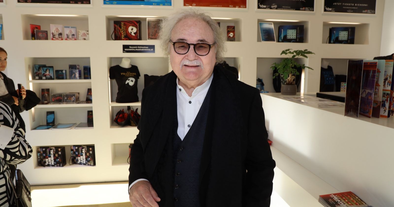 Sylvester Levay mit Sonnenbrille lächelnd