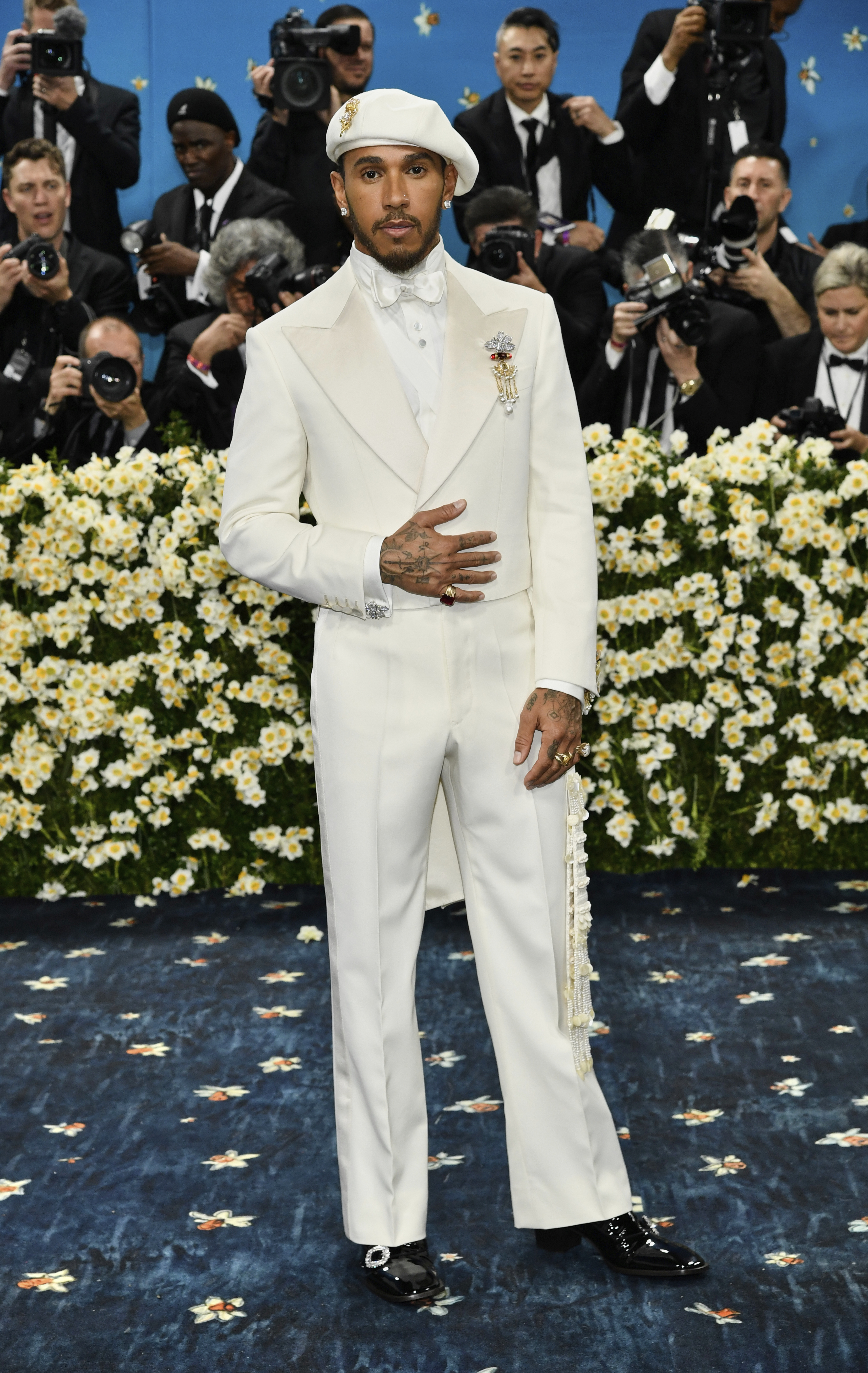 Mann in einem weißen Anzug