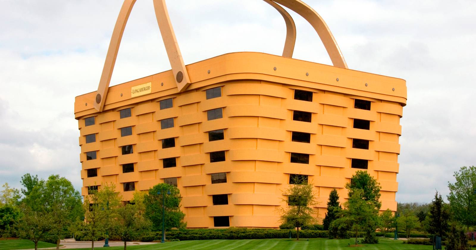 Aufnahme der ehemaligen Firmenzentrale der &quot;The Longaberger Company&quot;, die wie ein gigantisch großer Einkaufskorb gestaltet ist