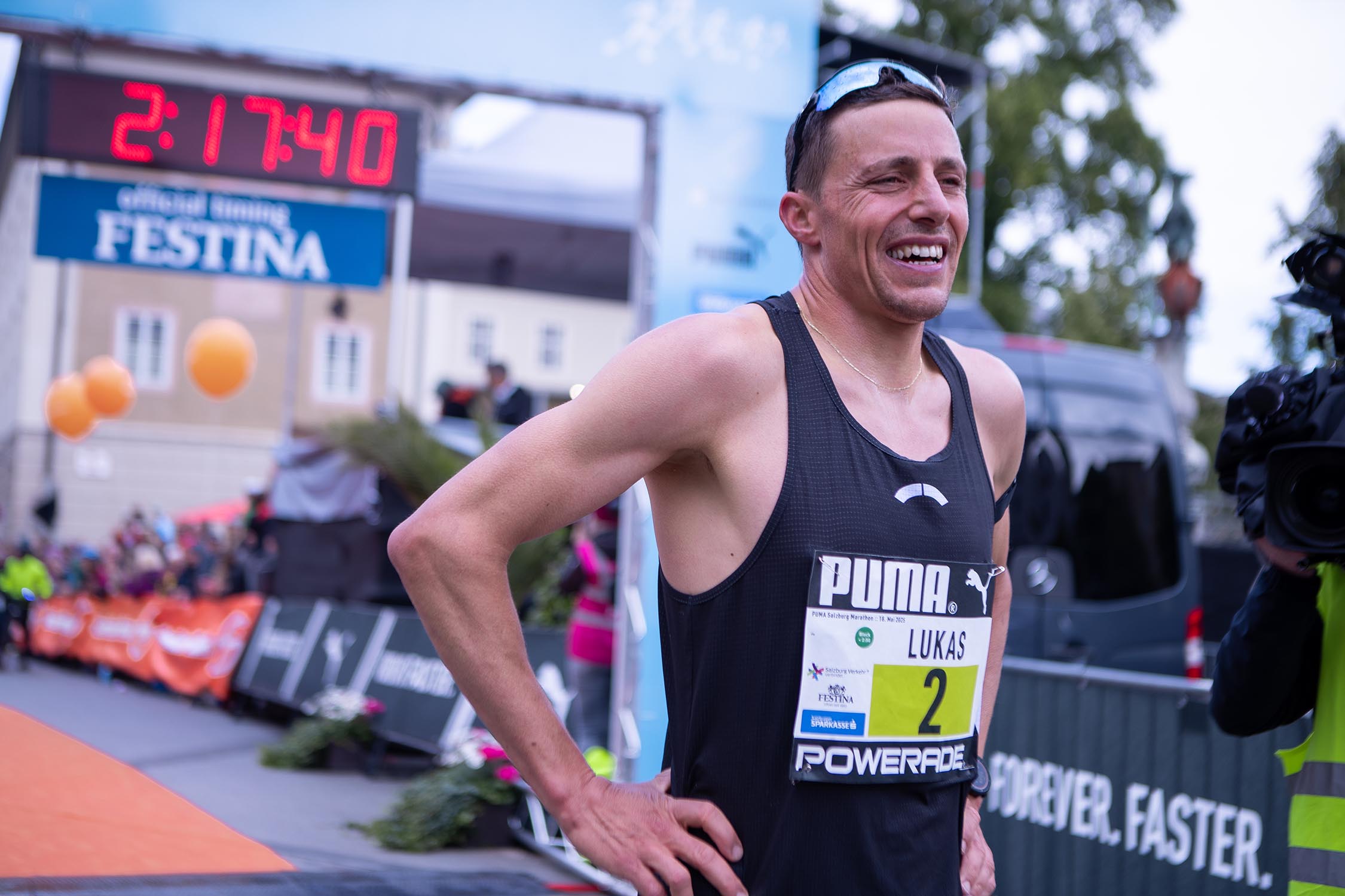 Lokalmatador Lukas Hollaus triumphierte in Bestzeit: Mit 2:17:20 Stunden sicherte er sich den Sieg beim Salzburg Marathon.