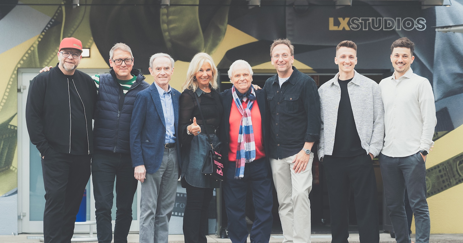 Gruppenfoto von der Eröffnung der LX Studios in Elixhausen.
