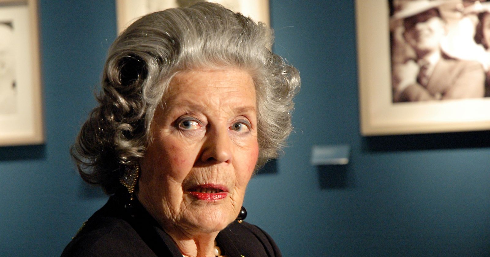 Fürstin Marianne Sayn-Wittgenstein vor ihren Fotos.