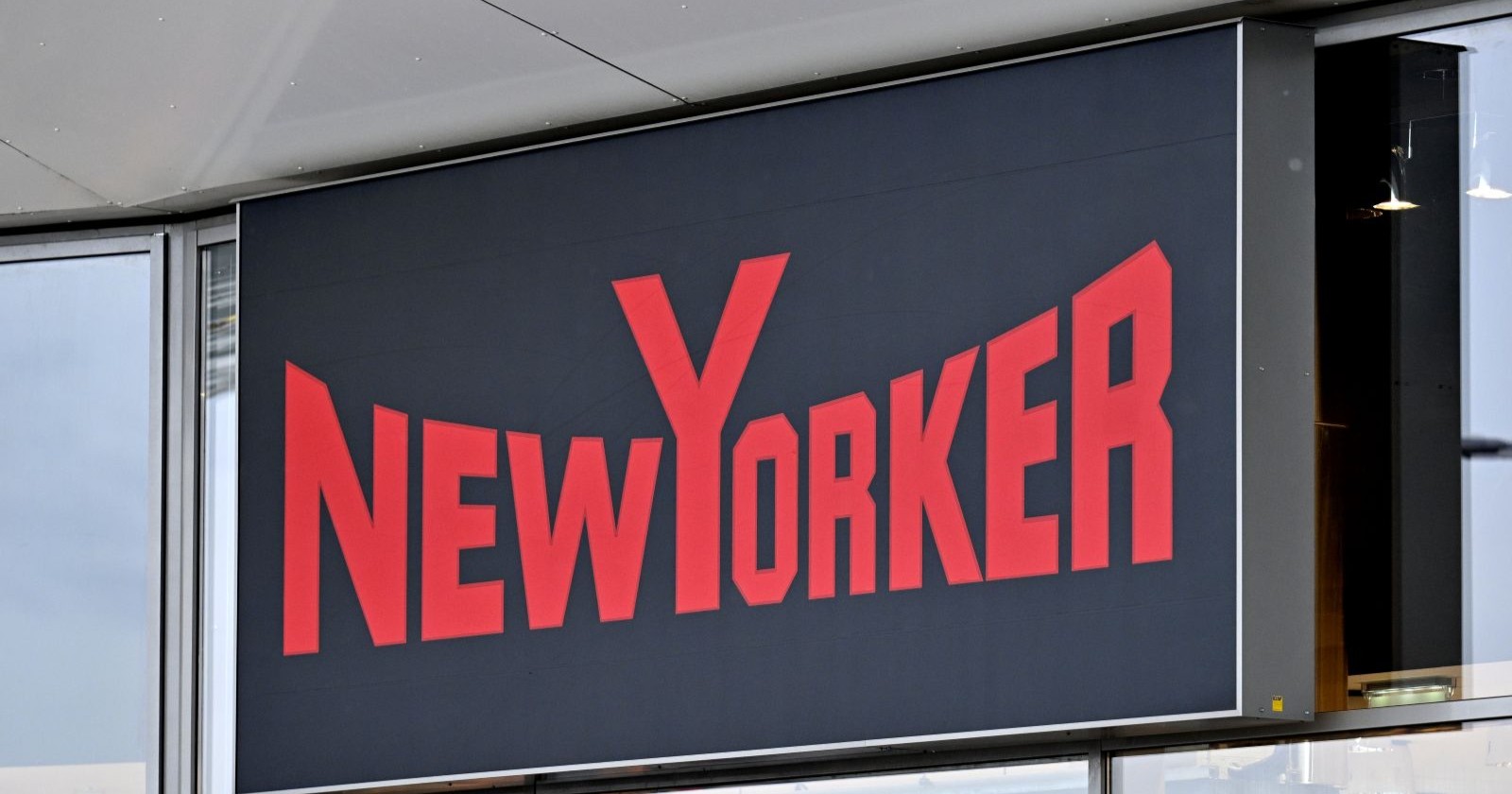 Schild der Modekette &quot;New Yorker&quot;
