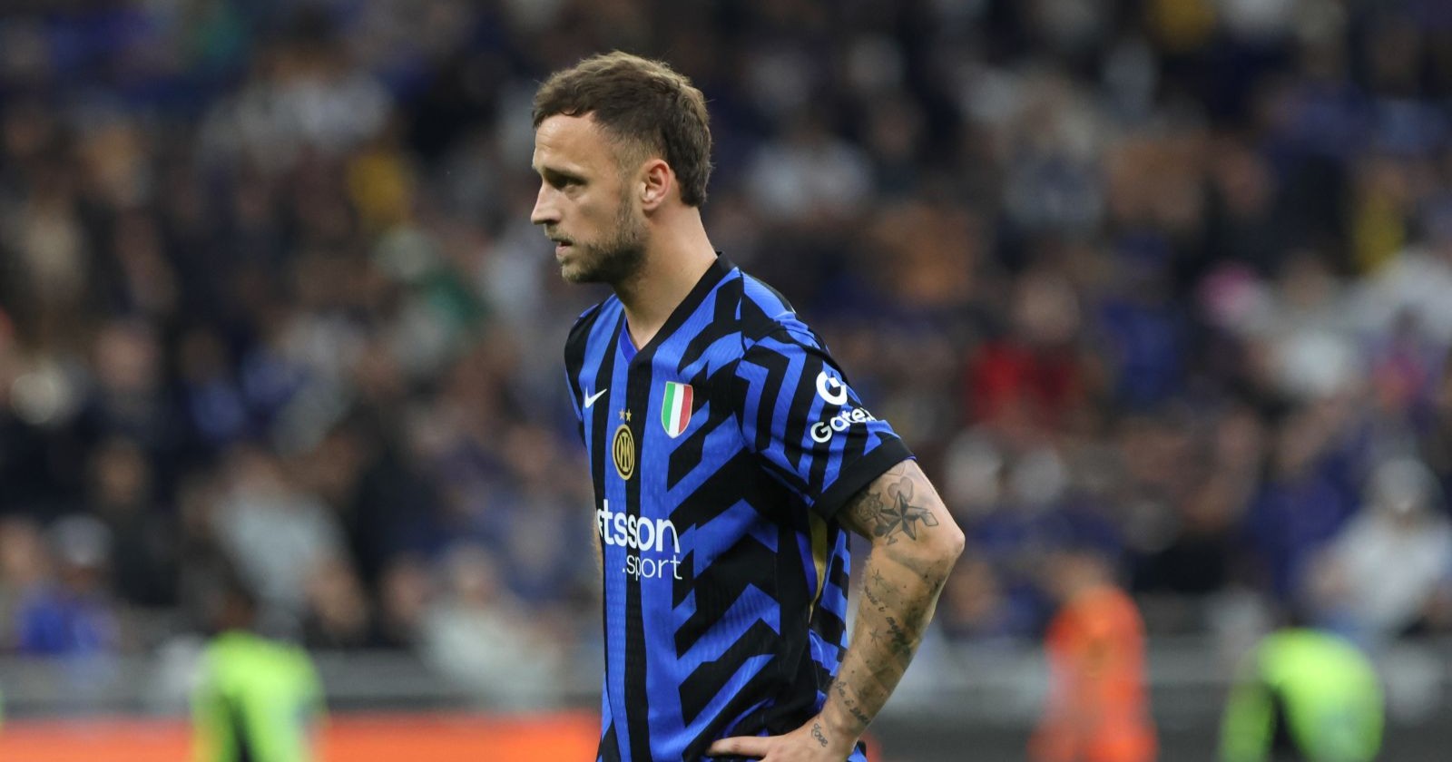 Marko Arnautovic steht am Fußballfeld im Trikot von Inter Mailand.