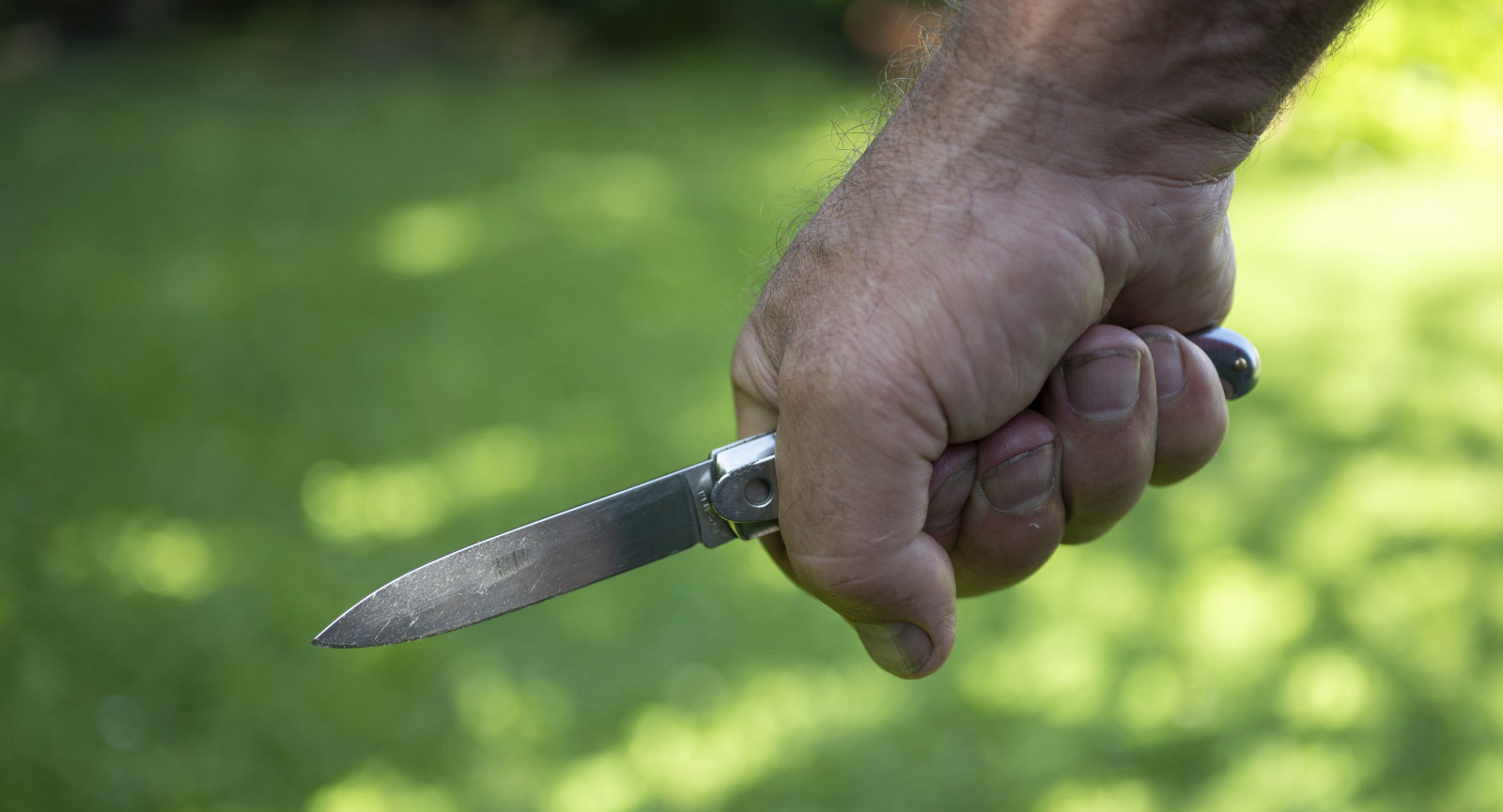 Mann hält ein Messer in der Hand