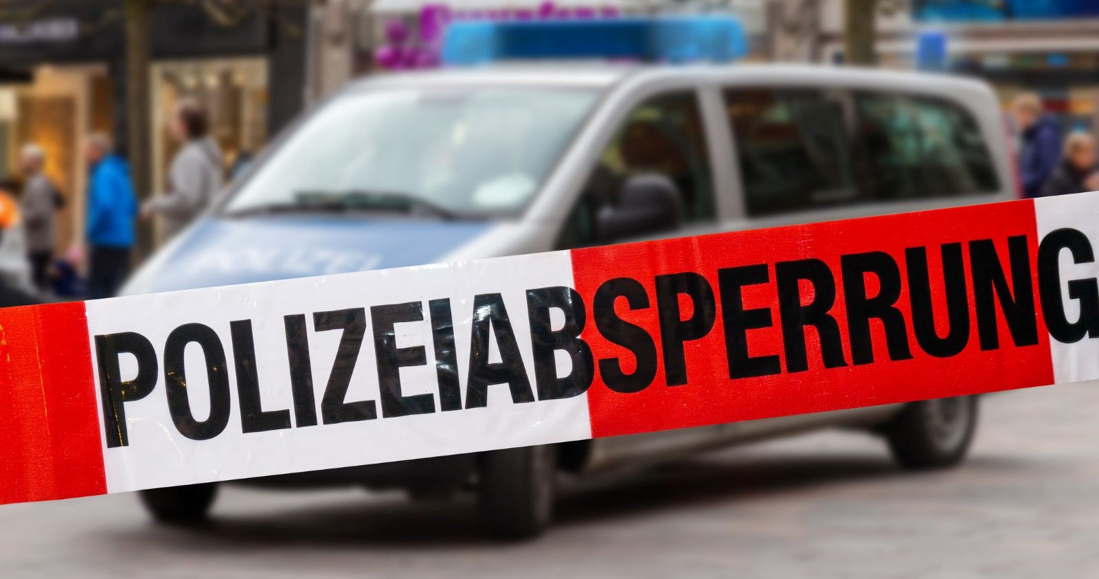 Polizeiauto und Absperrung an einem Tatort.