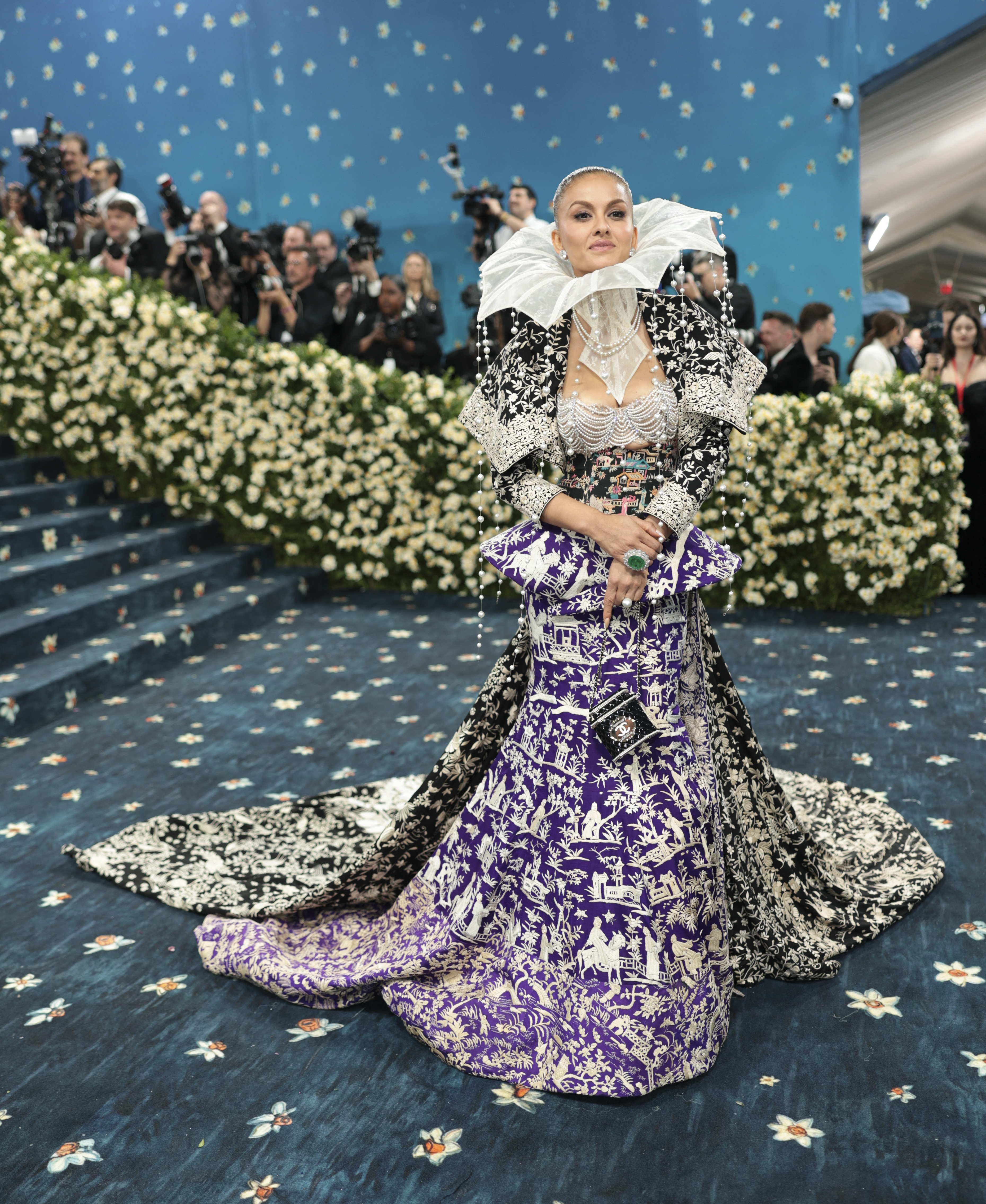 Frau in einem XXL-Kleid