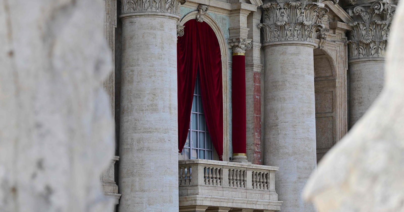 Balkon am Petersdom von dem aus der neue Papst sich an die Gläubigen wenden wird