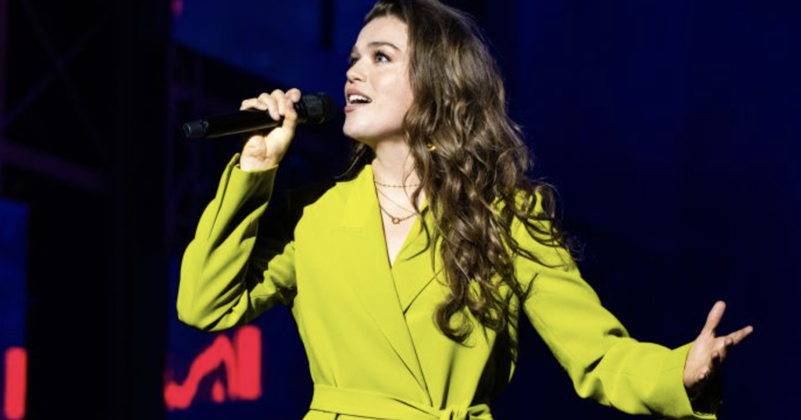 Musical-Sängerin Nienke Latten singt im gelb-grünen Hosenanzug