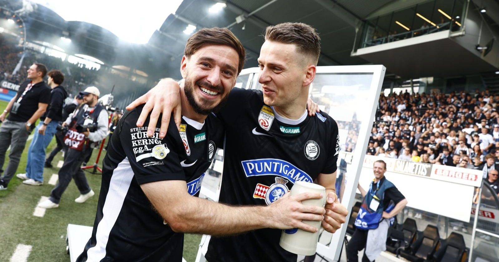 Otar Kiteishvili (Sturm Graz /links) und Dimitri Lavalee (Sturm Graz) nach der Admiral Bundesliga- Begegnung / Meistergruppe / 10. Runde zwischen SK Puntigamer Sturm Graz und RZ Pellets WAC