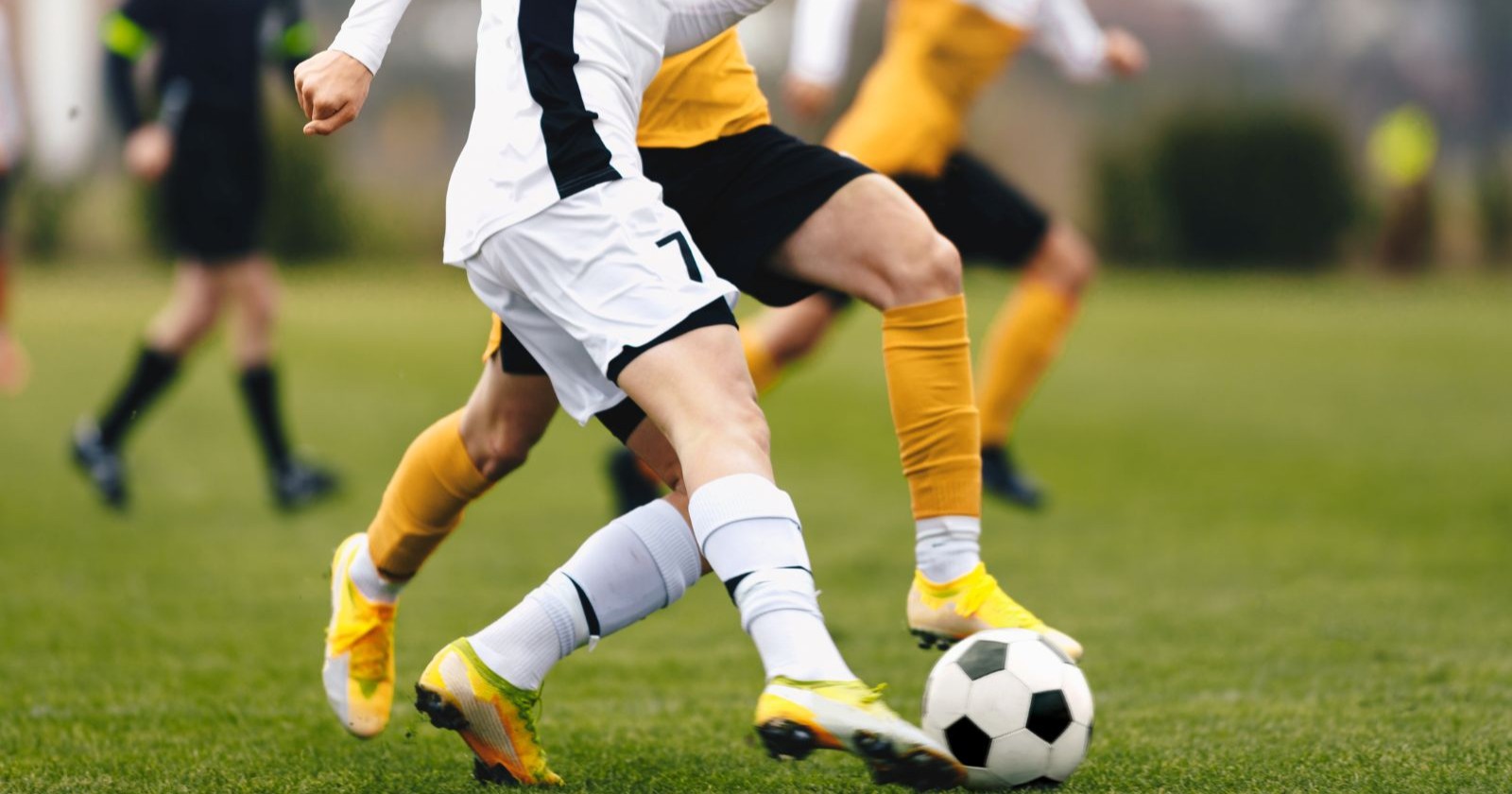 Zwei Jugendfußballer während eines Zweikampfs.