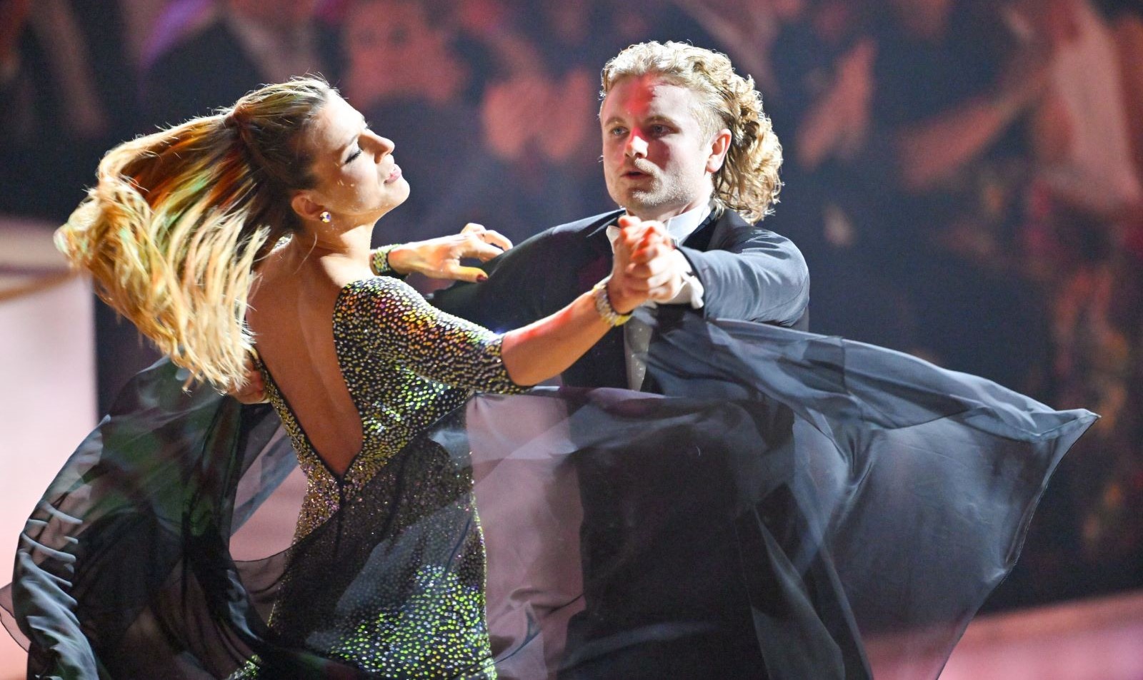 Paulus Bohl und Catharina Malek tanzen einen emotionalen Wiener Walzer im Halbfinale von „Dancing Stars“ 2025 auf ORF.