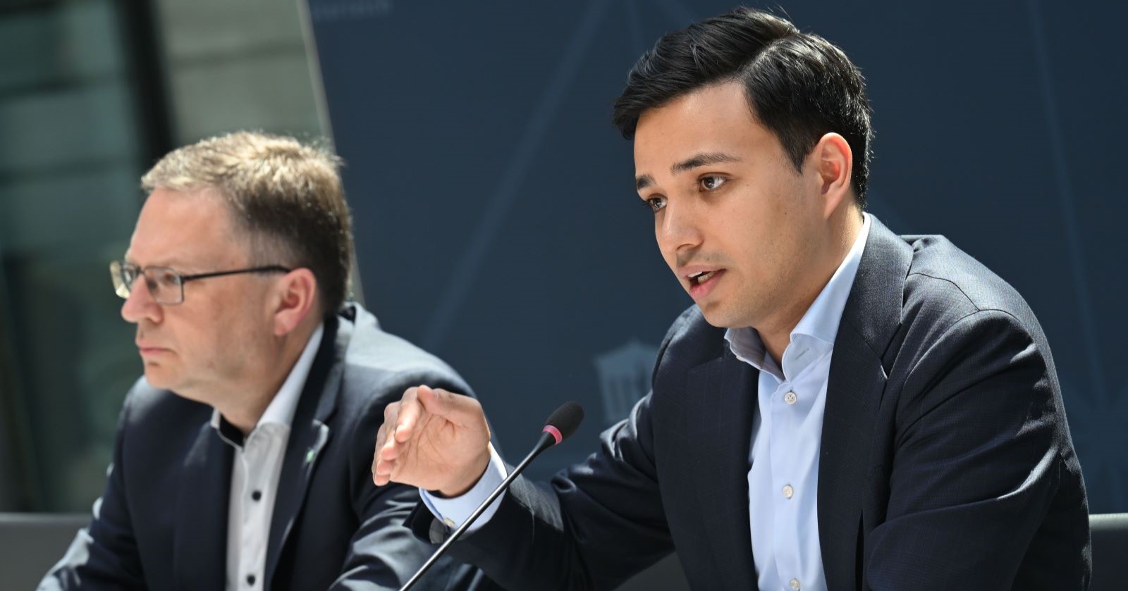 VP-Klubobmann August Wöginger und Klubobmann Yannick Shetty (NEOS) am Mittwoch, 30. April 2025, anl. eines Hintergrundgesprächs von ÖVP und NEOS &quot;Jetzt das Richtige tun - erste Reformschritte zur Sicherung der Pensionen&quot; im Parlament in Wien
