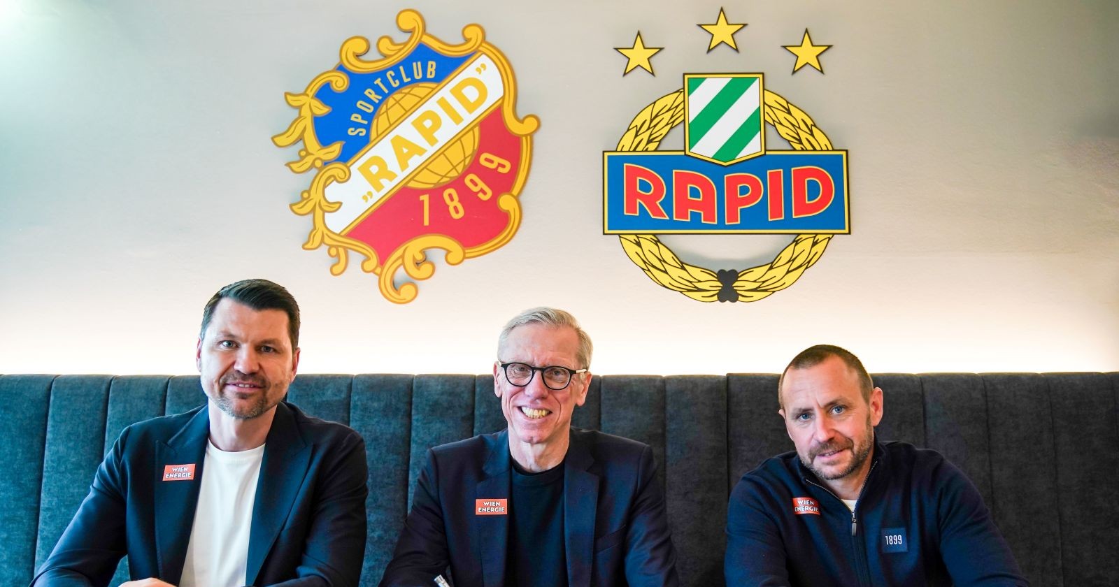 Die Geschäftsführer Markus Katzer und Steffen Hofmann mit Neo-Rapid-Cheftrainer Peter Stöger in ihrer Mitte.