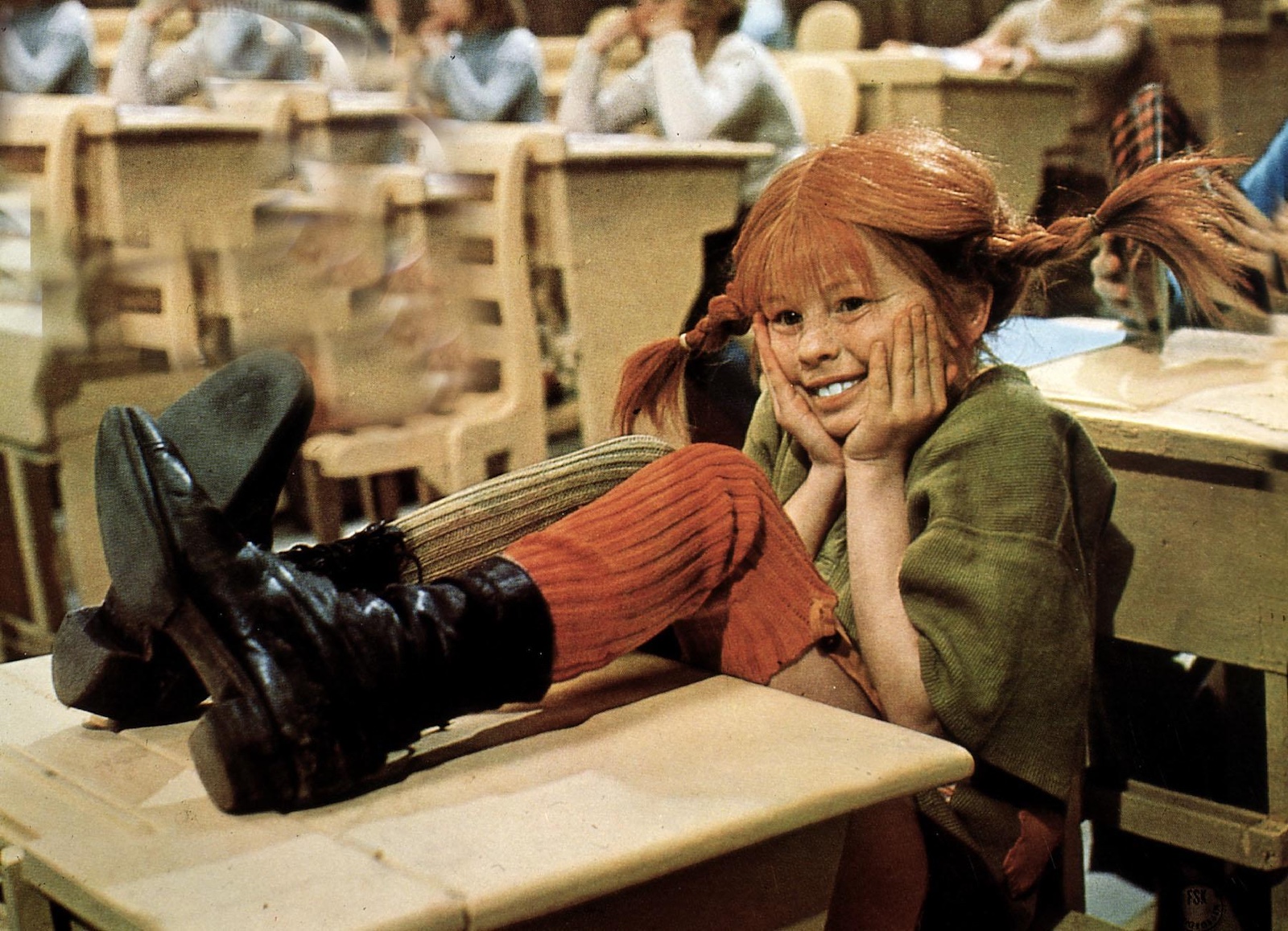 Pippi Langstrumpf hat in der Schule die Füße auf dem Tisch.